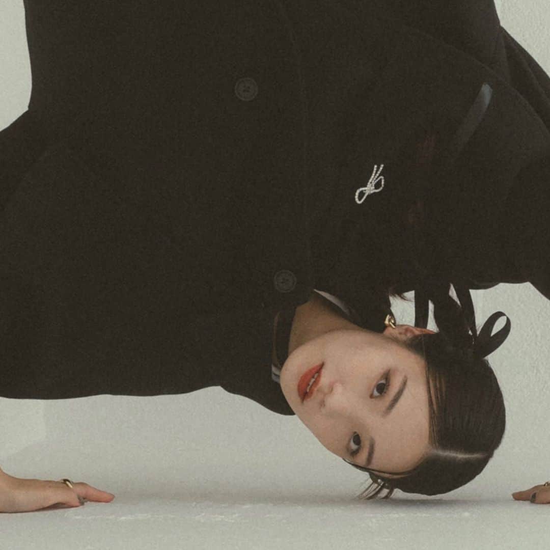 Vannie Officialのインスタグラム：「ウェーブロングコート  … Design …  ・フロントがウェーブデザインで差がつくアウター ・ケープがお取り外しできシンプルな仕様に ・襟部分は立てても折っても着用可能 ・お袖にゆとりを持たせたデザイン ・両サイドにポケット有  … Styling …  昨年人気のアウターがロング丈なり、 更にデザイン性をUPして登場。 ケープがついたデザインアウターとしても、 ケープを取ってスタンドネックのアウターとしても、 また襟部分も折ることができ、 マルチWAYで着用できるのが魅力的な1着。 全体的にゆとりを持ったシルエットのため、 中に厚手のものを着てもかさばりづらい仕様。 羽織るだけでグッとお洒落度が上がる1枚です。 　 … Fabric … 重すぎず着回し力抜群。 着るだけで気分の上がるアウター。  ━━━━━━━━━━━━━━━━━━━━━  透け感：なし 裏地：あり 厚さ：厚手 伸縮性：ほぼなし 洗濯：クリーニング推奨  ━━━━━━━━━━━━━━━━━━━━━━ ※詳しくは洗濯タグをご確認ください #vannie_u」