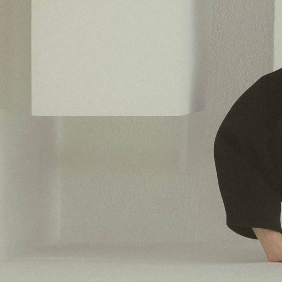 Vannie Officialのインスタグラム：「ウェーブロングコート  … Design …  ・フロントがウェーブデザインで差がつくアウター ・ケープがお取り外しできシンプルな仕様に ・襟部分は立てても折っても着用可能 ・お袖にゆとりを持たせたデザイン ・両サイドにポケット有  … Styling …  昨年人気のアウターがロング丈なり、 更にデザイン性をUPして登場。 ケープがついたデザインアウターとしても、 ケープを取ってスタンドネックのアウターとしても、 また襟部分も折ることができ、 マルチWAYで着用できるのが魅力的な1着。 全体的にゆとりを持ったシルエットのため、 中に厚手のものを着てもかさばりづらい仕様。 羽織るだけでグッとお洒落度が上がる1枚です。 　 … Fabric … 重すぎず着回し力抜群。 着るだけで気分の上がるアウター。  ━━━━━━━━━━━━━━━━━━━━━  透け感：なし 裏地：あり 厚さ：厚手 伸縮性：ほぼなし 洗濯：クリーニング推奨  ━━━━━━━━━━━━━━━━━━━━━━ ※詳しくは洗濯タグをご確認ください #vannie_u」