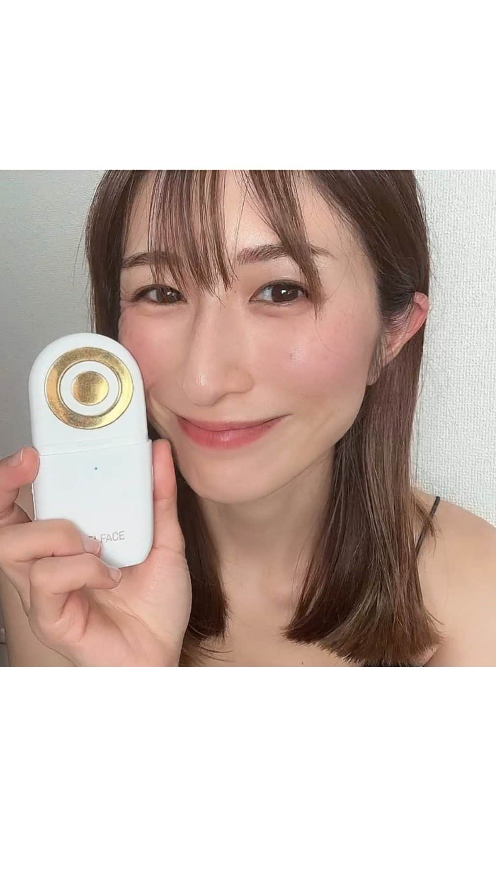 おかもとまりのインスタグラム：「【3年愛用韓国美顔器】この美顔器が好きすぎてガチで3年以上使っているのですが、新しくリニューアルしたということで、さっそく試したよ♡  まるで"美顔鍼"のような美顔器で、美顔器あてたあと、浮腫がスッキリするし、目もぱっちりするの🥲  リニューアルした商品は【エルフェイスA】は、 約17年にわたって研究・生産しながら多くの肌の悩みを解決してきた美容大国韓国の美容器具メーカーが完成させた自信作‼︎  元々使っていた"エルフェイス"がさらにアップデートされたんだよ♡  ☑︎アップデートポイント  ①電極部分の大きさ  ⇨エルフェイスAはエルフェイスよりもお肌にあたる電極部分が大きくなり1度にアプローチできる部分が増えました！  ②9V電池からアルカリ単4電池へ ⇨以前は９V電池というあまりなじみのない電池を 使用していましたがエルフェイスAはどこでも手に入るアルカリ単４電池で使用が可能となりました！  ③さらに軽量化 ⇨エルフェイスAはエルフェイスよりもさらに軽量化されており、iPhone12よりも小さく、軽いデザインとなっています！  #エルフェイスA @gangnam_doll にて¥39,800 上記の韓国スキンケア専門通販サイト K Village Meonや、その他 ECからご購入出来ます🙆‍♀️  Qoo10メガ割や楽天スーパーセールよりお得に購入できるよ◎  #エルフェイス #エルフェイスA #ドクターズコスメ #カンナムドール #韓国美顔器  #美顔器 #韓国スキンケア ⁡#毛穴 #毛穴ケア  #たるみケア #ほうれい線ケア #むくみ改善 #リフトアップ  #PR @gangnam_doll」