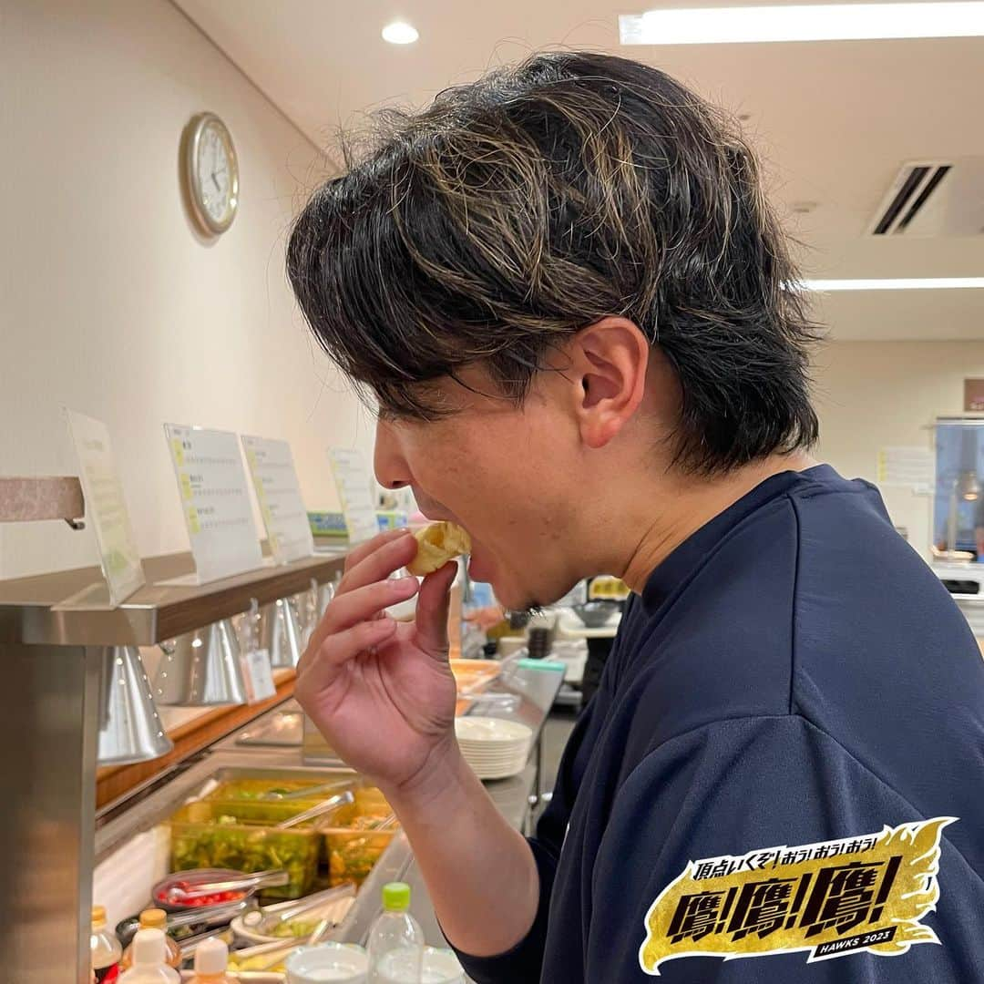 福岡ソフトバンクホークスさんのインスタグラム写真 - (福岡ソフトバンクホークスInstagram)「#つまみ食いの時間 #目線向けんよ #東浜巨 #2023年9月5日 #vs千葉ロッテマリーンズ #福岡paypayドーム #softbankhawks  #ホークス #sbhawks #鷹鷹鷹」9月5日 17時03分 - softbankhawks_official