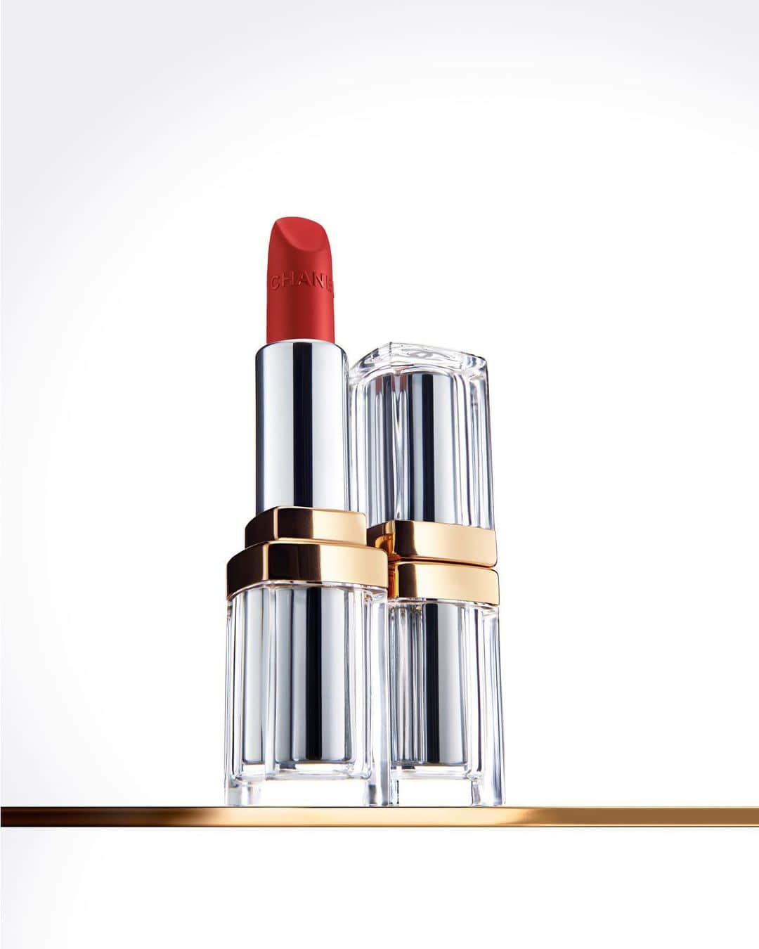 シャネルさんのインスタグラム写真 - (シャネルInstagram)「31 LE ROUGE. The House's most exclusive lipstick.  Light dances on the surface of the faceted square case of new 31 LE ROUGE, which combines glass and metal and is inspired by the mirrors that line the legendary Art Deco staircase at 31 rue Cambon. A true technical feat, accomplished by drawing on CHANEL expertise in high perfumery. Discover the 12 shades inspired by Gabrielle Chanel's creations, ateliers, and apartment. 12 bold statements. 12 colors that reveal and embellish—made for singularity rather than subtlety.  #31LeRouge #CHANELMakeup」9月5日 17時05分 - chanelofficial