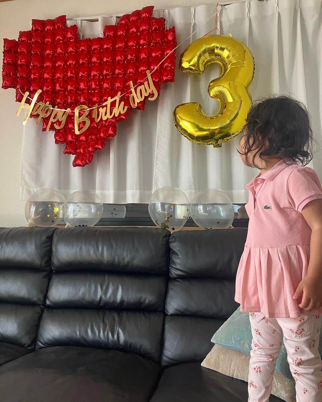 川面千晶さんのインスタグラム写真 - (川面千晶Instagram)「本日、3歳になりました ・ お誕生日の前日が家族みんな揃える日だったので、お祝いしました🎉 ・ ケーキはリクエストされてた31のピカチュウアイスケーキ🎂 ・ ポケモンなんか見たことないし、なぜピカチュウ❓😂（ほとんど食べなかったし。。） ・ でもポッピンシャワーがプチプチいってるのを「歯が鳴ってるよ🦷」と言って、音を聞かせてくれてました😍 ・ 最近はイヤイヤもまだ全然ありますが、なんでなんで期に入ったようで「なんで❓」「なんで❓」とよく聞かれます😂 ・ 答えられないこともたくさんありすぎて草😇 ・ お旦那いわく、表情や言葉遣いがわたしにそっくりらしく、色々気をつけねば🥶とビビってます ・ パウパトブームは終わり、すっかりお姫様ブームです👸 ・ でもプリキュアとかじゃなく、サブスクにあるティニピンっていう、まじで初耳アニメにハマってて、よく見てます📺 ・ ご飯は相変わらず偏食で、フルーツ、ジュースとかお菓子、牛肉とかは食べるんですが。。 ・ 保育園では野菜とかも完食してるらしく、信じられません😐 ・ トイレもほぼ出来てて、夜間も漏らさない日もあるんですが、まだ完全パンツまでは遠そうです🩲 ま、パンツ大好きみたいだしゆっくりやってくれれば🤗　 ・ 足のサイズは15.5くらい🦶 ・ 体重は13kg🍎 ・ お誕生日おめでとう🎁 ・ 生まれてきてくれた奇跡に感謝します✨ ・ #3歳誕生日」9月5日 17時05分 - chankawamo