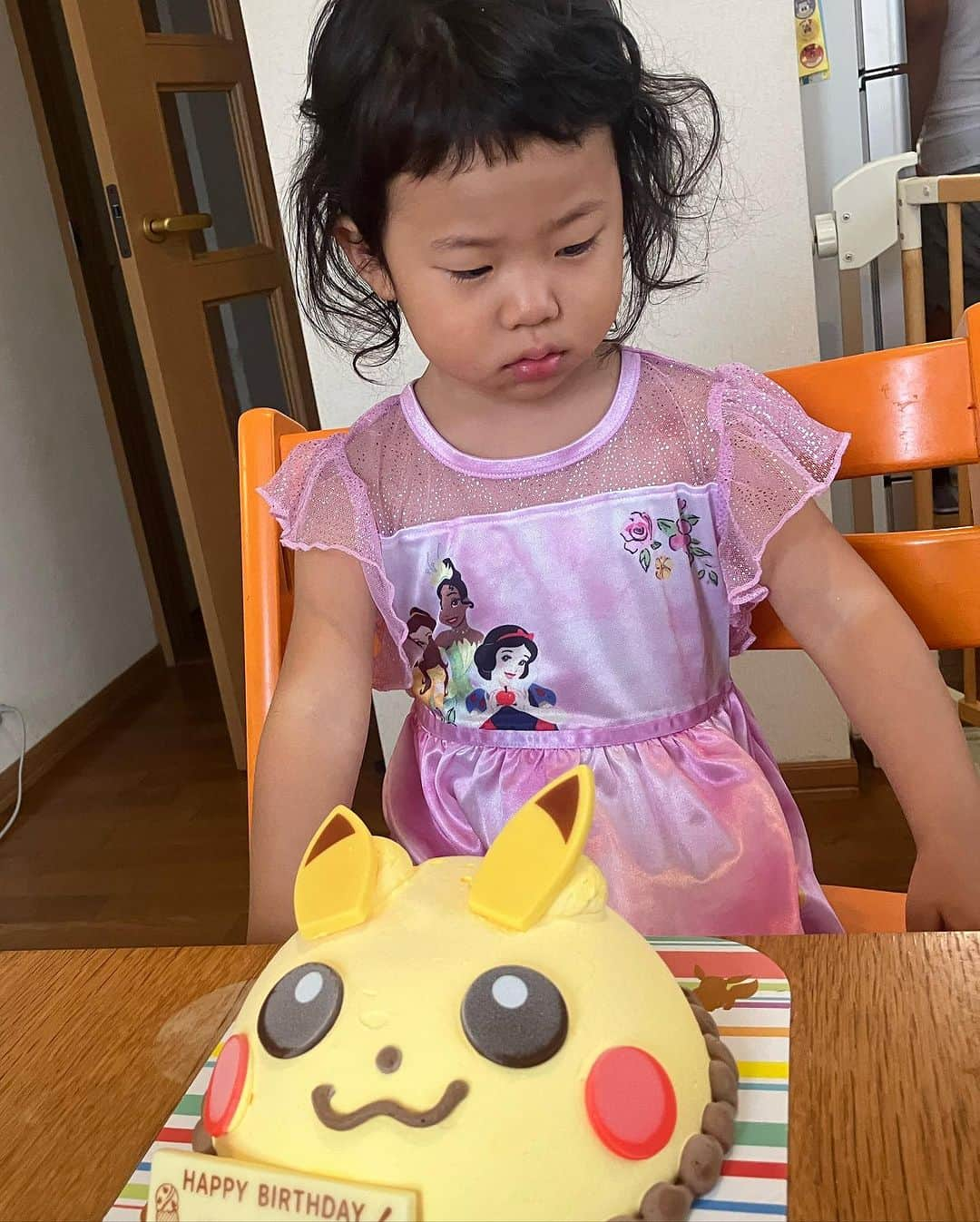 川面千晶さんのインスタグラム写真 - (川面千晶Instagram)「本日、3歳になりました ・ お誕生日の前日が家族みんな揃える日だったので、お祝いしました🎉 ・ ケーキはリクエストされてた31のピカチュウアイスケーキ🎂 ・ ポケモンなんか見たことないし、なぜピカチュウ❓😂（ほとんど食べなかったし。。） ・ でもポッピンシャワーがプチプチいってるのを「歯が鳴ってるよ🦷」と言って、音を聞かせてくれてました😍 ・ 最近はイヤイヤもまだ全然ありますが、なんでなんで期に入ったようで「なんで❓」「なんで❓」とよく聞かれます😂 ・ 答えられないこともたくさんありすぎて草😇 ・ お旦那いわく、表情や言葉遣いがわたしにそっくりらしく、色々気をつけねば🥶とビビってます ・ パウパトブームは終わり、すっかりお姫様ブームです👸 ・ でもプリキュアとかじゃなく、サブスクにあるティニピンっていう、まじで初耳アニメにハマってて、よく見てます📺 ・ ご飯は相変わらず偏食で、フルーツ、ジュースとかお菓子、牛肉とかは食べるんですが。。 ・ 保育園では野菜とかも完食してるらしく、信じられません😐 ・ トイレもほぼ出来てて、夜間も漏らさない日もあるんですが、まだ完全パンツまでは遠そうです🩲 ま、パンツ大好きみたいだしゆっくりやってくれれば🤗　 ・ 足のサイズは15.5くらい🦶 ・ 体重は13kg🍎 ・ お誕生日おめでとう🎁 ・ 生まれてきてくれた奇跡に感謝します✨ ・ #3歳誕生日」9月5日 17時05分 - chankawamo