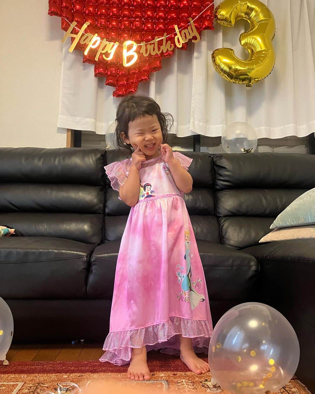 川面千晶のインスタグラム：「本日、3歳になりました ・ お誕生日の前日が家族みんな揃える日だったので、お祝いしました🎉 ・ ケーキはリクエストされてた31のピカチュウアイスケーキ🎂 ・ ポケモンなんか見たことないし、なぜピカチュウ❓😂（ほとんど食べなかったし。。） ・ でもポッピンシャワーがプチプチいってるのを「歯が鳴ってるよ🦷」と言って、音を聞かせてくれてました😍 ・ 最近はイヤイヤもまだ全然ありますが、なんでなんで期に入ったようで「なんで❓」「なんで❓」とよく聞かれます😂 ・ 答えられないこともたくさんありすぎて草😇 ・ お旦那いわく、表情や言葉遣いがわたしにそっくりらしく、色々気をつけねば🥶とビビってます ・ パウパトブームは終わり、すっかりお姫様ブームです👸 ・ でもプリキュアとかじゃなく、サブスクにあるティニピンっていう、まじで初耳アニメにハマってて、よく見てます📺 ・ ご飯は相変わらず偏食で、フルーツ、ジュースとかお菓子、牛肉とかは食べるんですが。。 ・ 保育園では野菜とかも完食してるらしく、信じられません😐 ・ トイレもほぼ出来てて、夜間も漏らさない日もあるんですが、まだ完全パンツまでは遠そうです🩲 ま、パンツ大好きみたいだしゆっくりやってくれれば🤗　 ・ 足のサイズは15.5くらい🦶 ・ 体重は13kg🍎 ・ お誕生日おめでとう🎁 ・ 生まれてきてくれた奇跡に感謝します✨ ・ #3歳誕生日」