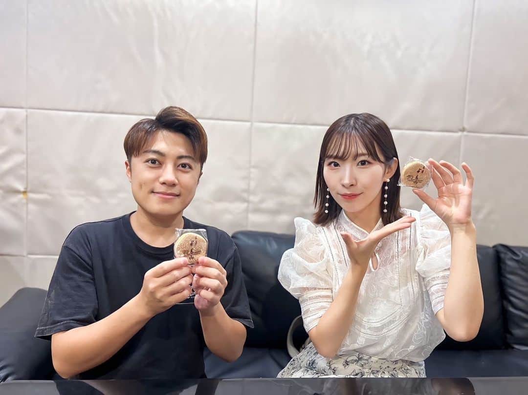 はやぶさのインスタグラム：「今日は同期deどーよの収録でした！岩佐さんとも久しぶりに会えましたよ(*´ω｀*)元気そうでなによりです‼︎ お菓子はゲストの方に頂いた差し入れです(ﾟ∀ﾟ)  【EN】  Today was the recording of 『同期deどーよ』!   Its been a while since I met Iwasa-san and I'm glad to hear that she's doing well. ‼︎  FYI, The snacks are from our guests!  #はやぶさ #ヒカル #ヤマト #大滝ひかる #駿河ヤマト #イベント #一日一枚  #写真  #hayabusa #hikaru #yamato #event  #picstory  #picstagram #photooftheday  #photogram  #hayabusadiary  #はやぶさの日記  #fotohariini」
