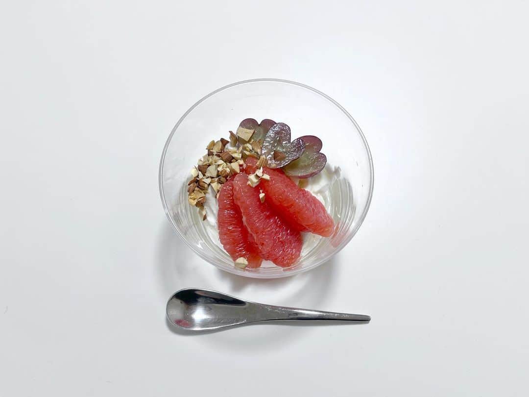 笹口直子のインスタグラム：「いつかのおやつ。 グレープフルーツと頂いたハート型のブドウ🍇  #おやつ」