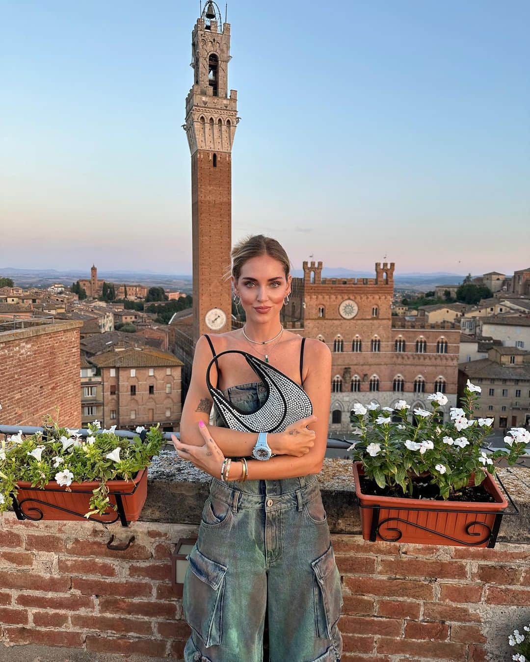 キアラ・フェラーニさんのインスタグラム写真 - (キアラ・フェラーニInstagram)「Last weekend in Siena wearing the new @chiaraferragnibrand strass Caia bag ✨ Wear it with a day look to make a style statement 😍 #adv」9月5日 17時09分 - chiaraferragni