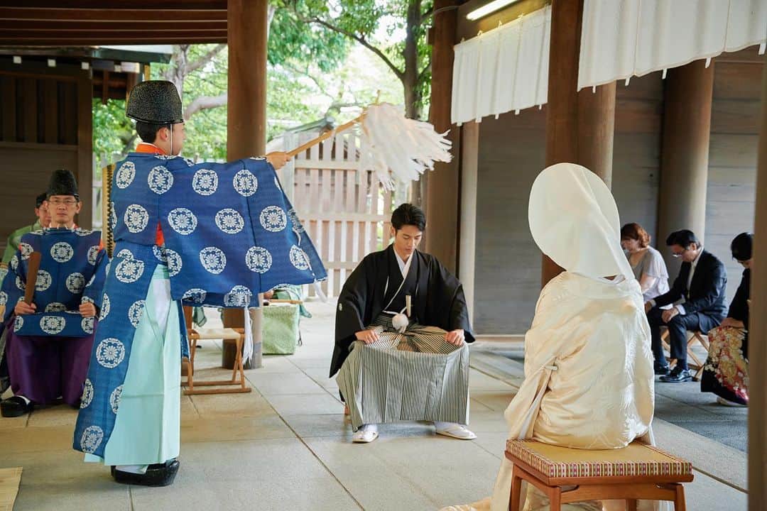 家族挙式さんのインスタグラム写真 - (家族挙式Instagram)「. 家族挙式では提携先の神社で 伝統的な神前式も叶います。  三三九度や参進の儀など おふたり憧れの演出をここで叶えませんか？ . -------------------- @kazoku_wedding をフォローして、 #家族挙式 でお写真を投稿してくださいね＊* ----------------------- . “家族挙式ベスト“なら 【挙式・衣裳・美容・写真】が含まれた プランが99,000円〜叶います＊ ▽予約はTOPのリンクから❁ >>> @kazoku_wedding  ------------------- #家族挙式 #ベストアニバーサリー #家族 #Family #bestanniversary #少人数婚#ウェディング #結婚式準備#結婚式 #フォトウェディング #プレ花嫁 #卒花#日本中のプレ花嫁さんと繋がりたい #花嫁#卒花嫁#国内挙式 #ウェディングドレス #プラコレ #DRESSY花嫁 #神社婚 #神前式 #和婚 #和婚をもっと盛り上げたい #和装 #白無垢 #花嫁行列 #花嫁コーデ #結婚式場 #家族婚」9月5日 17時09分 - kazoku_wedding
