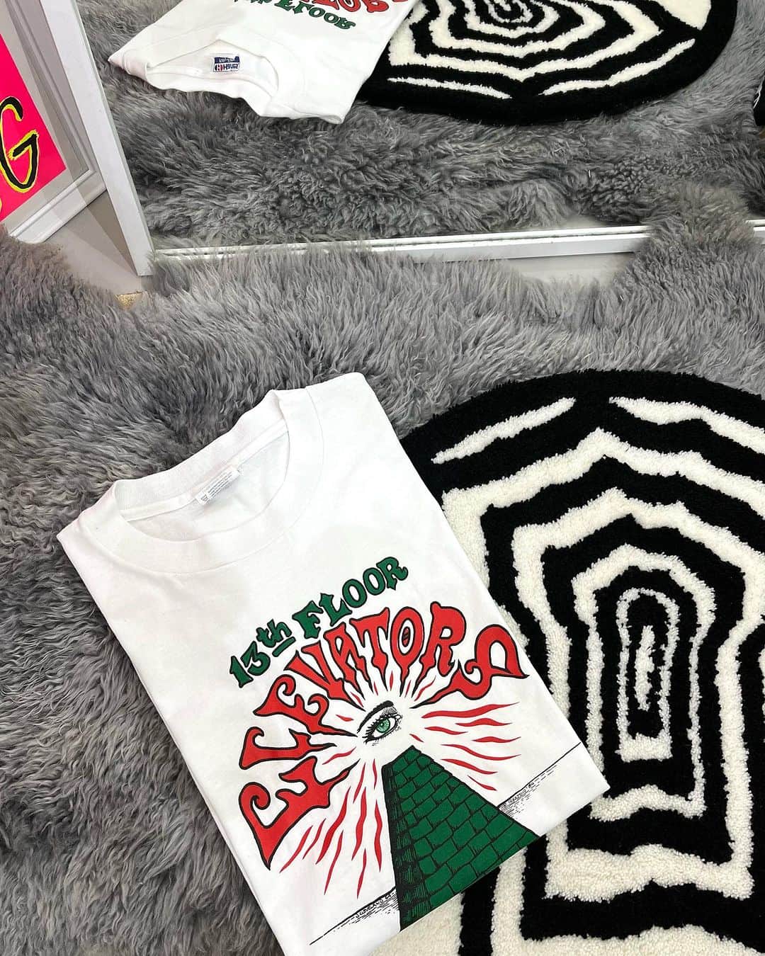 ジャムルのインスタグラム：「☞ jammru.com  アメリカのテキサス州 オースティンで結成されたバンド、13thフロア・エレベーターズ。  1960年代に活躍した鬼才ロッキー・エリクソン率いるサイケデリック ・バンドで、活動期間は僅か4年程にも関わらず後のガレージ・ロックやポストパンク等にも多大な影響を与えたバンドです。  フリーメイソンよろしくなトレードマークと言える瞳のグラフィックも最高な1枚！ . web shopに入荷しております。 是非ご覧ください。  #jammru #fashion  #streetstyle #streetfashion  #vtg #vintage  #used  #usedclothing #70s #80s #90s #90sfashion #tshirt #tee #vintagetshirt #vintagetee #tshirt #tee #13thfloorelevators」