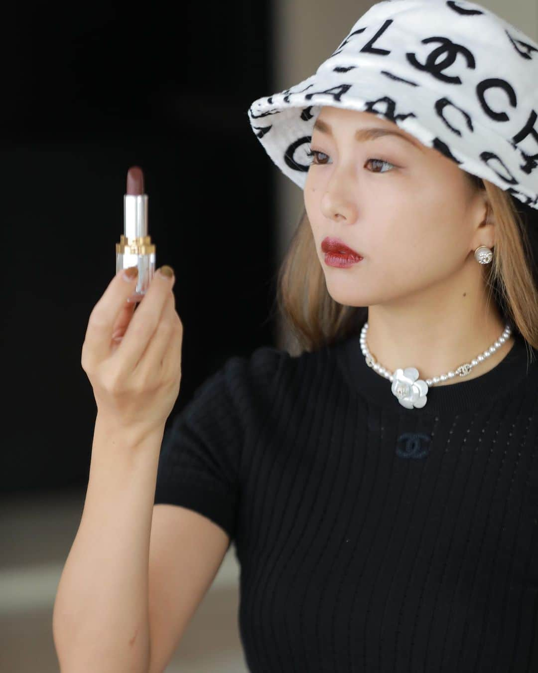 エリイ さんのインスタグラム写真 - (エリイ Instagram)「「CHANEL」からガラスケースのルージュが誕生したよ💄 パリのカンボン通り31番地、シャネルのブティックとアパトルマンを繋ぐ螺旋階段をイメージ。ガラスを目に近付いて覗くとぐるぐる。 ココ・シャネルは本の表装を革表紙にしていてそこから着想の色など。 シャネル大好き！ #chanelmakeup #31LeRouge  CHANELのルージュはバックに入れている💋」9月5日 17時19分 - elliechimpom