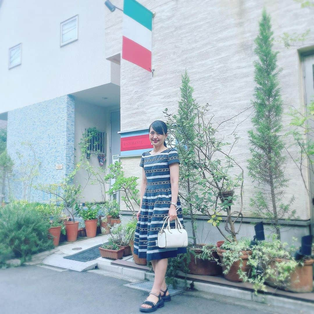 三浦泉さんのインスタグラム写真 - (三浦泉Instagram)「*♪¸¸.•*¨･:*ೄ·*♪¸¸.•*¨･:*ೄ*♪¸¸.•*¨･:*ೄ··*♪¸¸.•*¨･  *♪¸¸.•*¨･:*ೄ·*♪¸¸.•*¨･:*ೄ*♪¸¸.•*¨･:*ೄ··*♪¸¸.•*¨･  　先日のコーデ💕  👗⇨♡ @msgracy_official   👜⇨♡ @valextra   @msgracy_official のワンピ 着るとテンションが上がる🧡❤️  　ネイビー×シルバーのボーダーも 程よく甘さもあり、大人っぽくて好きです♥️💗  　 *♪¸¸.•*¨･:*ೄ·*♪¸¸.•*¨･:*ೄ*♪¸¸.•*¨･:*ೄ··*♪¸¸.•*¨･ #コーデ #コーディネート #いずみーるコーデ  #イズミールコーデ #izumiコーデ  #大人可愛い #大人可愛いコーデ  #フェミニンコーデ #エムズグレイシー #ヴァレクストラ  #msgracy  #valextra」9月5日 17時19分 - princessizu1201