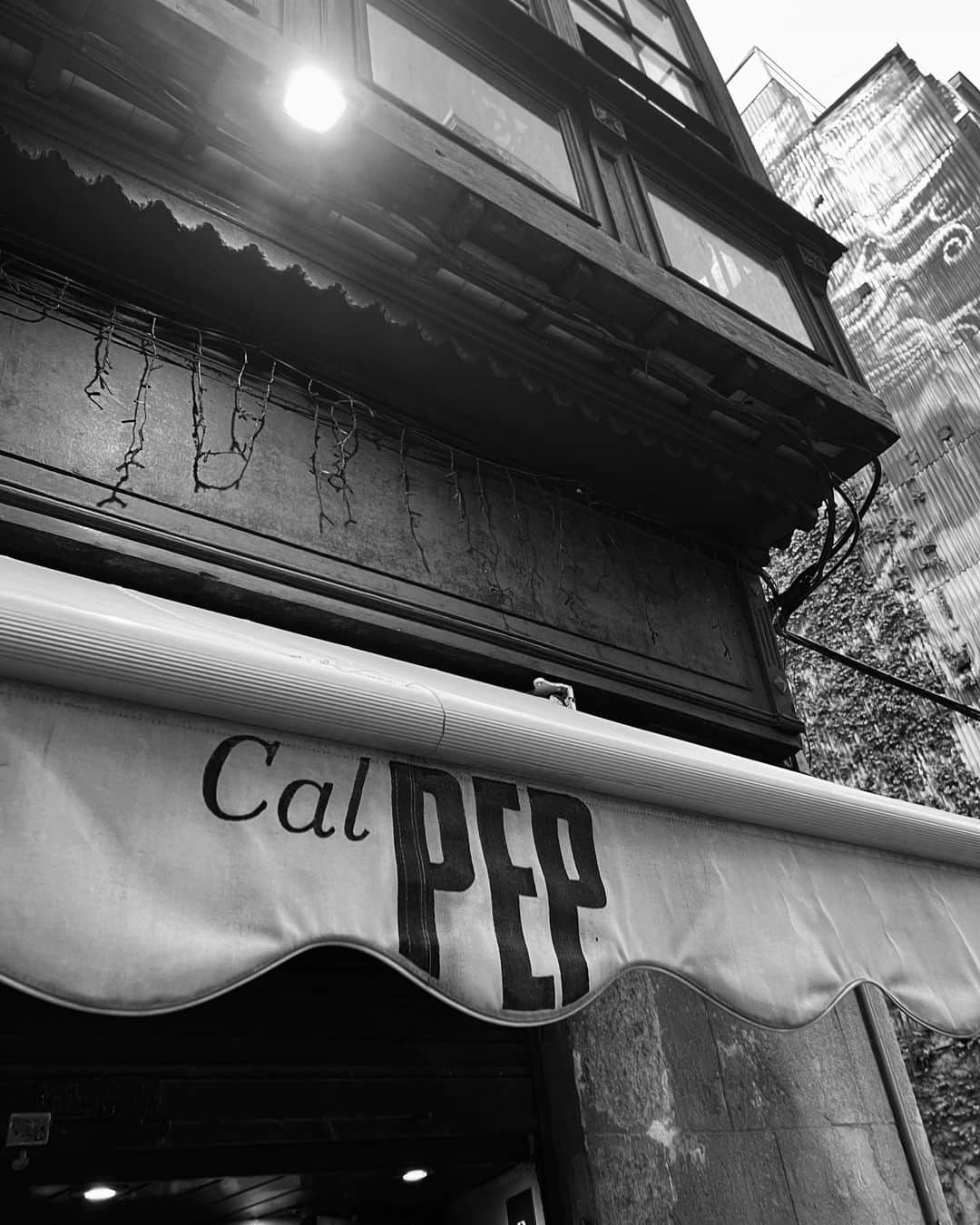 雨宮みずきのインスタグラム：「スペイン料理大好き🤤🍳 バルセロナでオススメのタパス屋さんを2店舗紹介するよ🐙🦑🇪🇸 ミシュランレストランにも行ったけど 私はここがタイプすぎた🥹💕 どの料理も美味しくて、どれだけ食べても飲んでも本当に安くてビックリ！ 並んでも食べに行きたい大人気な理由がわかる！！  @calpepbcn は45分くらい並んで入れたよ！ 飲みながら待てるから私みたいに酔っ払いにならないように注意してね🤣🥴笑 （実はキャリーケースが届かないハプニングがあって、盗まれたんだと諦めて半べそかいてた😭😢🥹無事に２日目に届いて良かった😭） 普段はどれだけ飲んでも顔は赤くならないのに何故か真っ赤っか😂🐙  2店舗目は @tapas24carlesabellan イベリコ生ハム、モッツァレラ、トリュフの有名なビキニ（トースト）が絶品すぎた🥹🥓🥪🧀🍄🐟🍅  #Barcelona #calpep #tapas24carlesabellan」