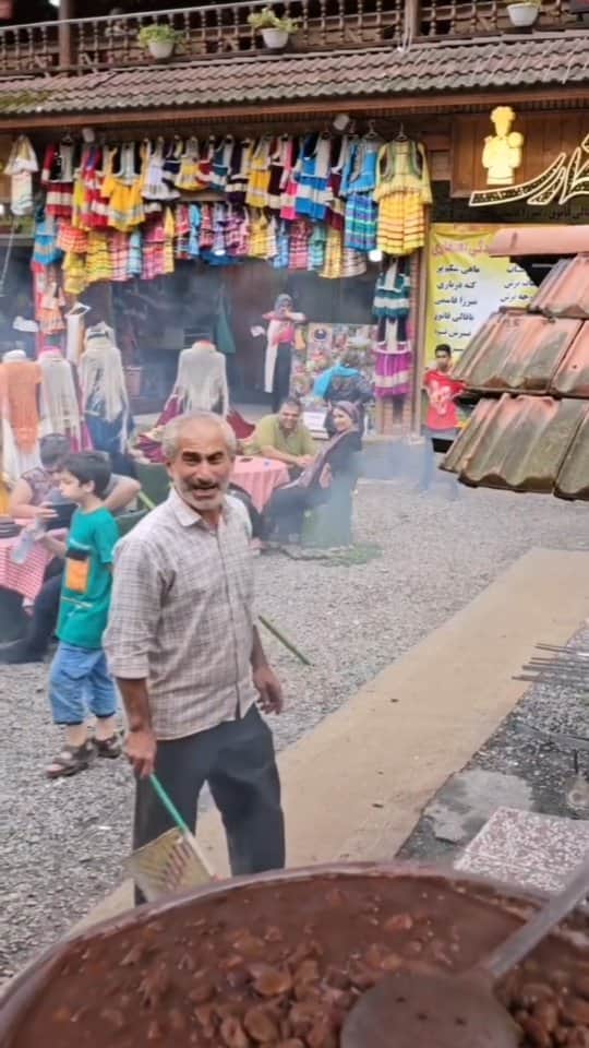 Ebiのインスタグラム：「. "شما گناهی ندارید، این روزگار بی وفاست..." زنده باشی عزیز دل، مرد با صفا،چقدر خوشحالم از اینکه اینکار رو با صدای شما میشنوم، بهترین ها رو برات آرزو میکنم، روزگاری پر از برکت و سلامتی پیش رو داشته باشی مرد شریف و خوش صدا❤️」