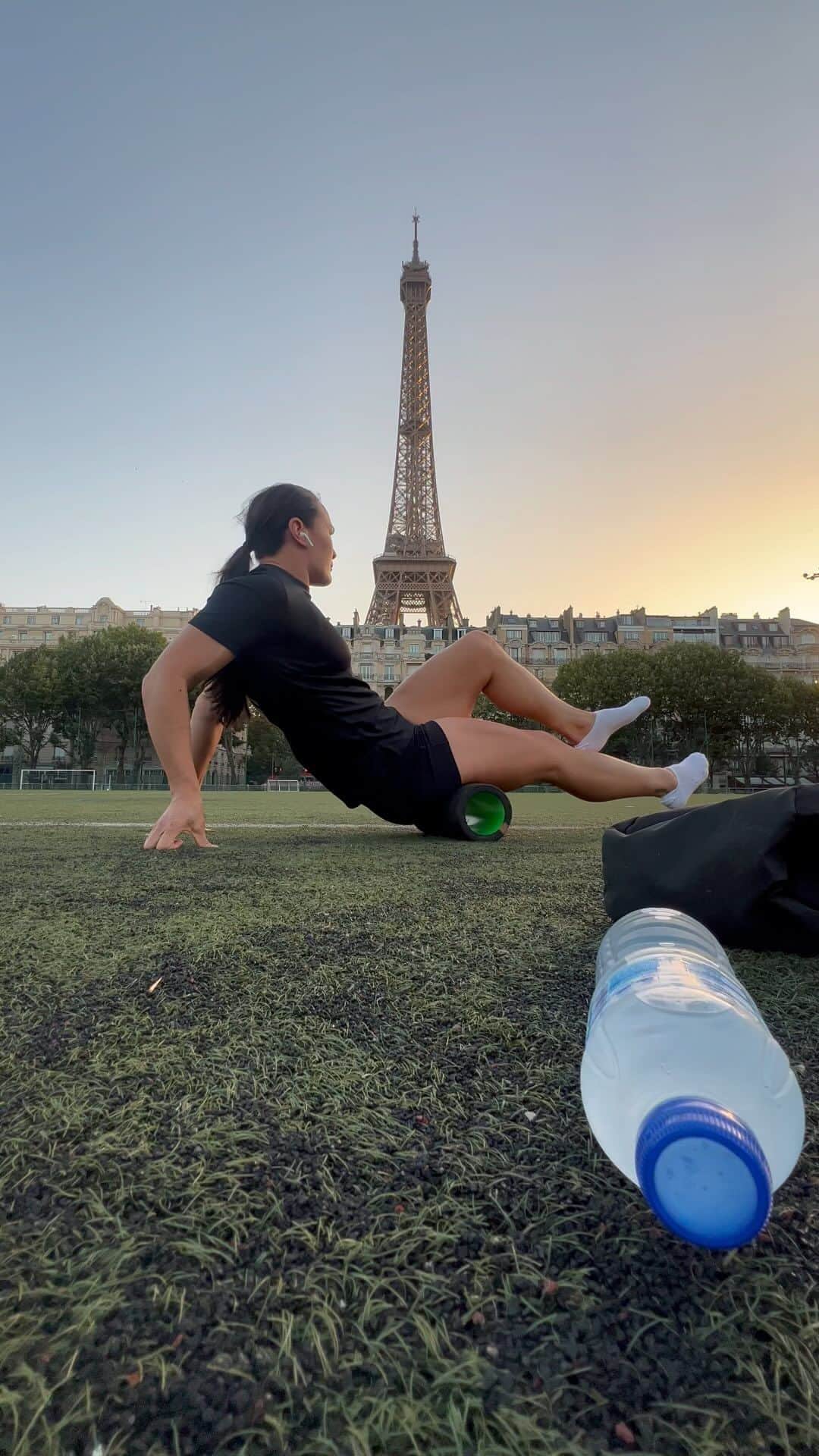 ポーシャ・ウッドマンのインスタグラム：「How often do you get to train beneath the Eiffel Tower」