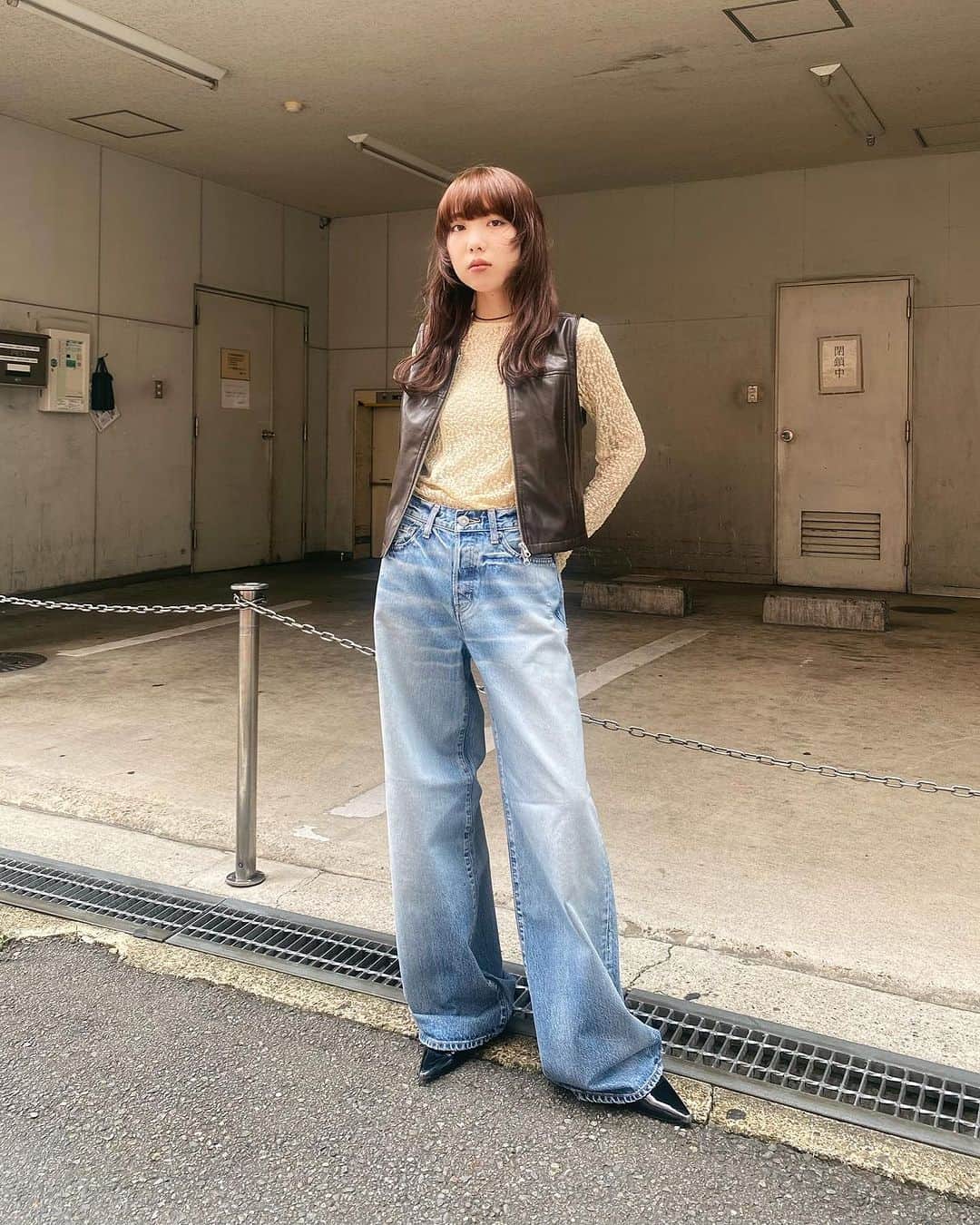 MOUSSY SNAPさんのインスタグラム写真 - (MOUSSY SNAPInstagram)「#MOUSSYSNAP @kanon_makabe 157cm  ・ZIP UP FAUX LEATHER VEST(010GAS30-6690) ・BACK OPEN LACE CUT TOP(010GAG80-5580) ・MIDRISE BAGGY(010GAA11-5330) ・MINIMAL SHOULDER BAG(010GA751-6010) ・POINTED MARYJANE PUMPS(010GAS52-6330) 全国のMOUSSY店舗／SHEL'TTER WEBSTORE／ZOZOTOWNにて発売中。  #MOUSSY #MOUSSYJEANS」9月5日 22時52分 - moussysnap