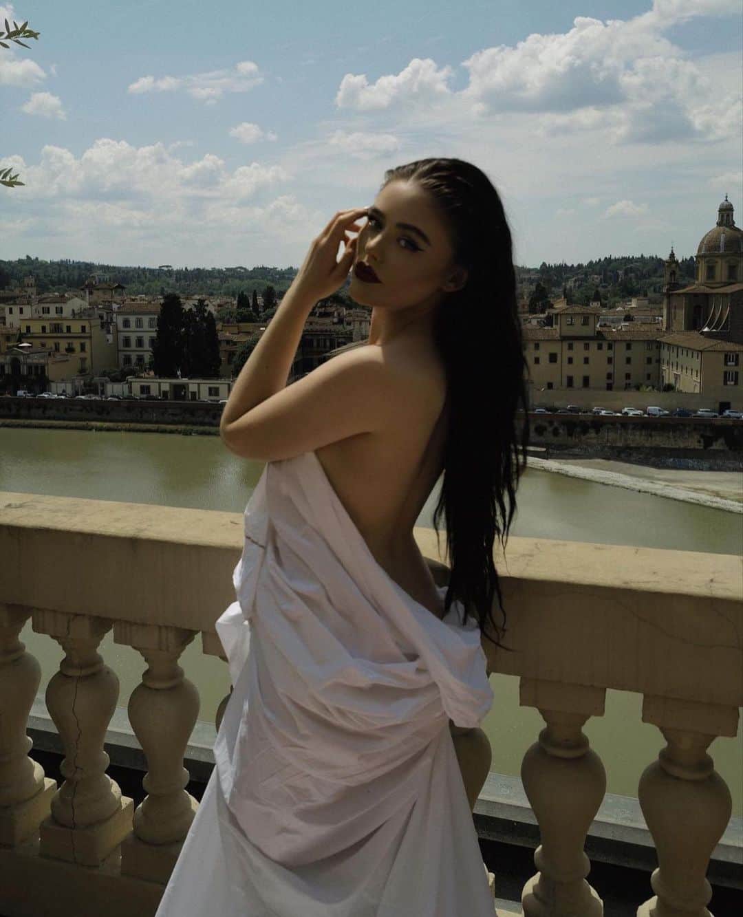 のインスタグラム：「The Art of Self-Revelation, my new online course, just launched this weekend and it’s here to support you in profoundly transformational ways.  When I was working on this course I was going through very intense, raw, edgy transformations myself. As an artist, part of the creative path is to continuously meet ourselves anew and to peel the layers of that which might be hindering our most authentic resonance. And this takes work, it takes time to heal self-sabotaging patterns. As I was peeling one layer, another one would show up immediately. I thought to my self « What is it going to take? I am ready to fully reveal myself, I am ready to hold all of me without any judgment ». A process of profound revelations began after I made that prayer and this course was birthed using all the tools I have acquired on this deep alchemical path.  We’ve had so many participants enroll into the pre-launch of this course and meeting themselves anew like they never have before. They unveiled layers and layers of beliefs that were trying so hard to keep them small. The truth is, most people defend their demons. When you are being faced with the very insidious ways in which you self-sabotage, there’s a tendency to defend limitations or blame it on circumstances. What if I told you that your demons can become the sacred gargoyles guarding the beautiful cathedral of God that you are instead of you having to be enslaved to them. This is just a metaphor but truly meeting those vulnerable places within ourselves can be deeply uncomfortable, yet that’s where the gems are.   In this course we cover some very deep topics, we create a sacred space where all that needs to come through is safe to come through and be truly felt. The great thing about this course is that I can be as transparent with you as possible & talk about certain sensitive topics which I couldn’t necessarily talk about here on Youtube or Instagram.  This course is about accessing your inherent magic, laying dormant within you ready to be witnessed and activated.  If you want to hear more about it or are ready to enroll, just feel free to DM me 🌙✨ you can also find the direct link in my bio 🤍  🎞️ @elisaparron」