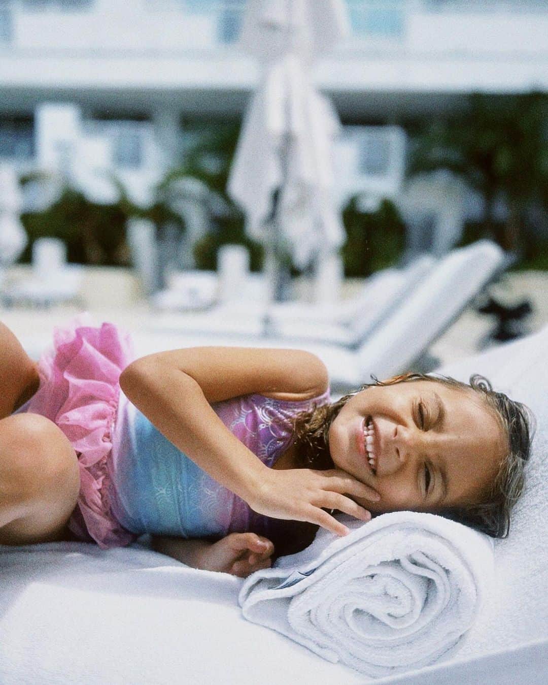 エマニュエラ・デ・パウラのインスタグラム：「Off-duty, but not quite. 😅☀️ #Miami」