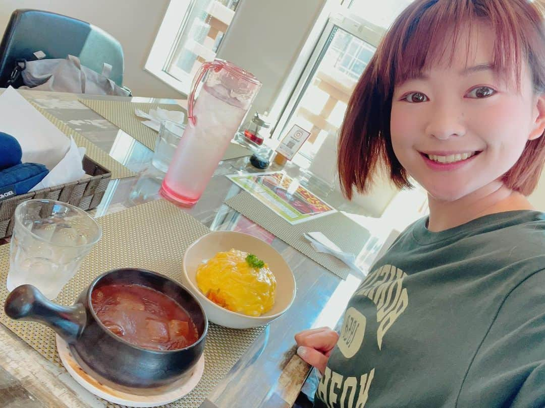 有田優理香さんのインスタグラム写真 - (有田優理香Instagram)「🍽  新潟帰省ふり返り①  なかなか帰れないゆえ、 懐かしい味を片っ端から味わいました🙏  📍サントスのハンバーグスパゲッティ 前日大行列で断念。翌日リベンジ。 ミートソースの上の柔らかいハンバーグ美味〜🥹  📍かつ一のタレカツ丼 幼稚園の頃から30年くらい行ってるお店🐷 でもタレカツ丼注文したのは初！ あまじょっぱいタレ、柔らかお肉、新潟コシヒカリ最高！  📍ジェラテリアレガーロ🍨 ジェラート食べるなら絶対ここ！ 畑に囲まれたザ西蒲区な大自然で食べるアイス美味しい🐮 季節のフレーバーも好きだけど牧場ミルクは欠かせない🥛  📍八珍亭の味噌ラーメン 新潟三大ラーメン濃厚味噌は1番好きなラーメン🍜 こまどりも好きだけど、 八珍亭はにんにくが効いていてクセになる味☺️ 小学校の打ち上げとか、 教育実習の打ち上げでも行ったお店〜なつかし  📍あめいろ玉ねぎのビーフカレー じっくり煮込んだ熱々カレー🍛 バター風味のマイルドなオムレツ乗せとの相性バッチリ🙆‍♀️  📍むげんのラーメン ここも小学校から行ってるお店！ 国道沿いで塾の帰りとかよく行ってた記憶がある！ 背脂たっぷり乗ったコクのある味すき✨  うん、食べすぎたね。 広島戻ってからもなかなか体重落ちなくて苦戦なう。 でも早くも新潟の味が恋しい〜🌾  #新潟グルメ #新潟帰省 #西蒲区グルメ #夏休み #サントス #かつ一 #ジェラテリアレガーロ #八珍亭 #あめいろたまねぎ #むげん #自撮り失礼します」9月5日 22時51分 - yurikaa0624