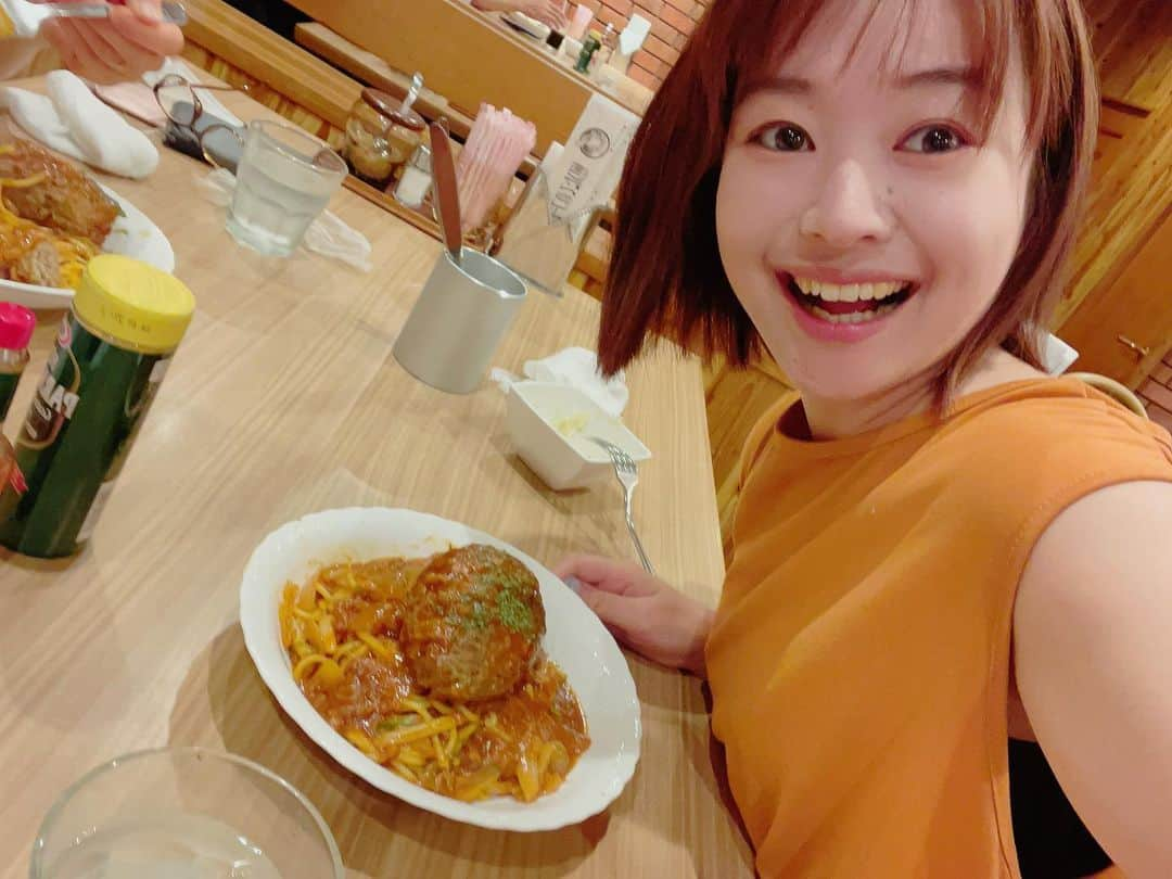 有田優理香さんのインスタグラム写真 - (有田優理香Instagram)「🍽  新潟帰省ふり返り①  なかなか帰れないゆえ、 懐かしい味を片っ端から味わいました🙏  📍サントスのハンバーグスパゲッティ 前日大行列で断念。翌日リベンジ。 ミートソースの上の柔らかいハンバーグ美味〜🥹  📍かつ一のタレカツ丼 幼稚園の頃から30年くらい行ってるお店🐷 でもタレカツ丼注文したのは初！ あまじょっぱいタレ、柔らかお肉、新潟コシヒカリ最高！  📍ジェラテリアレガーロ🍨 ジェラート食べるなら絶対ここ！ 畑に囲まれたザ西蒲区な大自然で食べるアイス美味しい🐮 季節のフレーバーも好きだけど牧場ミルクは欠かせない🥛  📍八珍亭の味噌ラーメン 新潟三大ラーメン濃厚味噌は1番好きなラーメン🍜 こまどりも好きだけど、 八珍亭はにんにくが効いていてクセになる味☺️ 小学校の打ち上げとか、 教育実習の打ち上げでも行ったお店〜なつかし  📍あめいろ玉ねぎのビーフカレー じっくり煮込んだ熱々カレー🍛 バター風味のマイルドなオムレツ乗せとの相性バッチリ🙆‍♀️  📍むげんのラーメン ここも小学校から行ってるお店！ 国道沿いで塾の帰りとかよく行ってた記憶がある！ 背脂たっぷり乗ったコクのある味すき✨  うん、食べすぎたね。 広島戻ってからもなかなか体重落ちなくて苦戦なう。 でも早くも新潟の味が恋しい〜🌾  #新潟グルメ #新潟帰省 #西蒲区グルメ #夏休み #サントス #かつ一 #ジェラテリアレガーロ #八珍亭 #あめいろたまねぎ #むげん #自撮り失礼します」9月5日 22時51分 - yurikaa0624