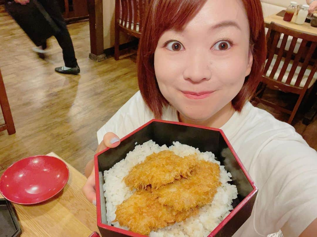 有田優理香さんのインスタグラム写真 - (有田優理香Instagram)「🍽  新潟帰省ふり返り①  なかなか帰れないゆえ、 懐かしい味を片っ端から味わいました🙏  📍サントスのハンバーグスパゲッティ 前日大行列で断念。翌日リベンジ。 ミートソースの上の柔らかいハンバーグ美味〜🥹  📍かつ一のタレカツ丼 幼稚園の頃から30年くらい行ってるお店🐷 でもタレカツ丼注文したのは初！ あまじょっぱいタレ、柔らかお肉、新潟コシヒカリ最高！  📍ジェラテリアレガーロ🍨 ジェラート食べるなら絶対ここ！ 畑に囲まれたザ西蒲区な大自然で食べるアイス美味しい🐮 季節のフレーバーも好きだけど牧場ミルクは欠かせない🥛  📍八珍亭の味噌ラーメン 新潟三大ラーメン濃厚味噌は1番好きなラーメン🍜 こまどりも好きだけど、 八珍亭はにんにくが効いていてクセになる味☺️ 小学校の打ち上げとか、 教育実習の打ち上げでも行ったお店〜なつかし  📍あめいろ玉ねぎのビーフカレー じっくり煮込んだ熱々カレー🍛 バター風味のマイルドなオムレツ乗せとの相性バッチリ🙆‍♀️  📍むげんのラーメン ここも小学校から行ってるお店！ 国道沿いで塾の帰りとかよく行ってた記憶がある！ 背脂たっぷり乗ったコクのある味すき✨  うん、食べすぎたね。 広島戻ってからもなかなか体重落ちなくて苦戦なう。 でも早くも新潟の味が恋しい〜🌾  #新潟グルメ #新潟帰省 #西蒲区グルメ #夏休み #サントス #かつ一 #ジェラテリアレガーロ #八珍亭 #あめいろたまねぎ #むげん #自撮り失礼します」9月5日 22時51分 - yurikaa0624