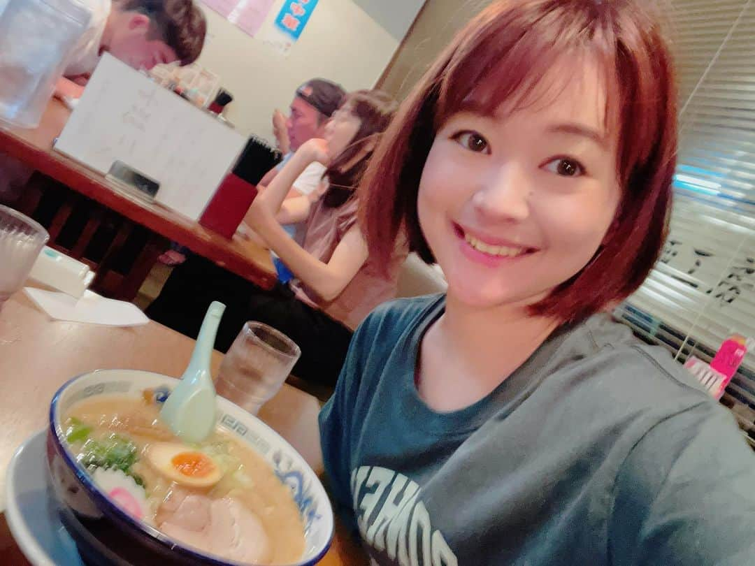 有田優理香さんのインスタグラム写真 - (有田優理香Instagram)「🍽  新潟帰省ふり返り①  なかなか帰れないゆえ、 懐かしい味を片っ端から味わいました🙏  📍サントスのハンバーグスパゲッティ 前日大行列で断念。翌日リベンジ。 ミートソースの上の柔らかいハンバーグ美味〜🥹  📍かつ一のタレカツ丼 幼稚園の頃から30年くらい行ってるお店🐷 でもタレカツ丼注文したのは初！ あまじょっぱいタレ、柔らかお肉、新潟コシヒカリ最高！  📍ジェラテリアレガーロ🍨 ジェラート食べるなら絶対ここ！ 畑に囲まれたザ西蒲区な大自然で食べるアイス美味しい🐮 季節のフレーバーも好きだけど牧場ミルクは欠かせない🥛  📍八珍亭の味噌ラーメン 新潟三大ラーメン濃厚味噌は1番好きなラーメン🍜 こまどりも好きだけど、 八珍亭はにんにくが効いていてクセになる味☺️ 小学校の打ち上げとか、 教育実習の打ち上げでも行ったお店〜なつかし  📍あめいろ玉ねぎのビーフカレー じっくり煮込んだ熱々カレー🍛 バター風味のマイルドなオムレツ乗せとの相性バッチリ🙆‍♀️  📍むげんのラーメン ここも小学校から行ってるお店！ 国道沿いで塾の帰りとかよく行ってた記憶がある！ 背脂たっぷり乗ったコクのある味すき✨  うん、食べすぎたね。 広島戻ってからもなかなか体重落ちなくて苦戦なう。 でも早くも新潟の味が恋しい〜🌾  #新潟グルメ #新潟帰省 #西蒲区グルメ #夏休み #サントス #かつ一 #ジェラテリアレガーロ #八珍亭 #あめいろたまねぎ #むげん #自撮り失礼します」9月5日 22時51分 - yurikaa0624