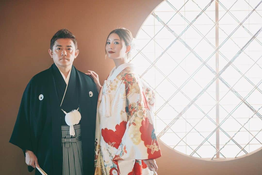 蜂谷晏海さんのインスタグラム写真 - (蜂谷晏海Instagram)「結婚1周年☝️9月5日 今までで1番仲良しな1年間だった😂💓💓 喧嘩一回もしなかったんじゃないかな？笑 ※小競り合いは多々あり🤫 お付き合い含めてまるっと9年。10年目、そして結婚2年目も楽しもうね☺️ いつも楽しい毎日をありがとう🫶 #結婚記念日#1周年  #前撮り#結婚式#wedding」9月5日 17時25分 - hachiyaami