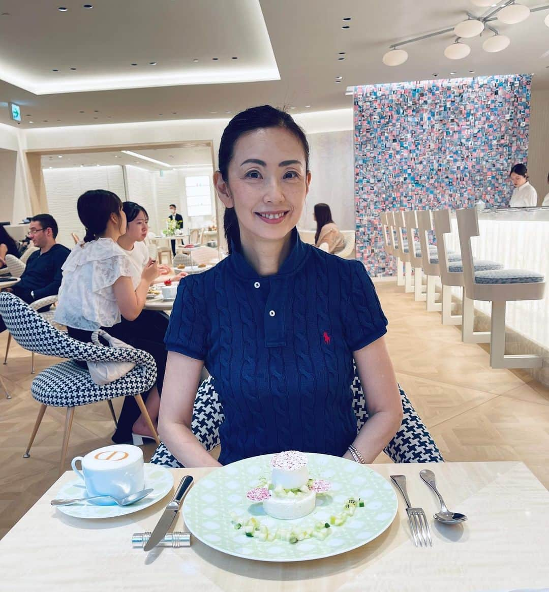 田村翔子のインスタグラム：「昨日のお誕生日は地味に過ぎる予定でしたが、仕事先やその後寄った銀行ではお菓子をいただき、一緒にお茶した友人からは大好きなDavid Hockney の画集をもらい、嬉しいお誕生日になりました😊  みなさま、ありがとうございます✨  #お誕生日#田村翔子#嬉しい」