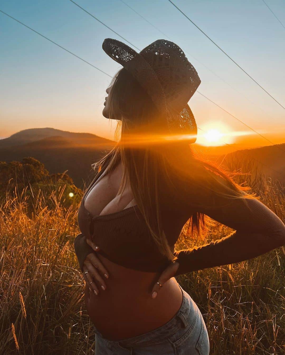 のインスタグラム：「Nothing like growing a little life inside of you, so surreal.. I’m thankful for you every sunset my baby. 🌅❤️」