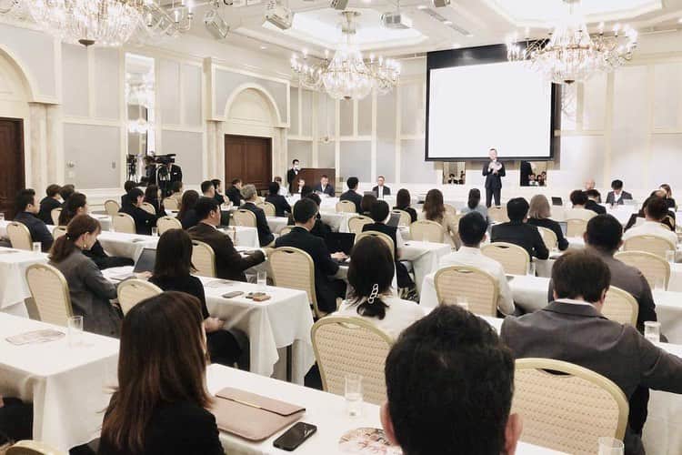 青山ウェディングタウンフォーラムのインスタグラム：「2023年9月4日(月) 崎陽軒本店(横浜市)において【全国エリアウエディング協議会 キックオフイベント】 【エリアウエディングサミット2023】を開催いたしました。 ⁡ 来場参加とオンライン参加のハイブリッド形式で行い、全国エリアウエディング協議会の今後の活動内容や各エリアウエディング団体の活動について報告を行い、情報と情熱の共有を行いました。 ⁡ 同日に開催されたウエディングシンポジウムでは、白熱した討論で盛り上がり、とても有意義な時間を過ごすことができたと共に、変えていかなければいけない問題はたくさんあり時代と共に変化をし続けなければいけないのだと奮い立たされました。 ⁡ ------------------------- ●ディスカッションテーマ ウエディング業界"次世代の本音に迫る" ⁡ ●パネリスト 江波戸 秀樹 氏／学校法人岩崎学園 横浜fカレッジ アドバンスブライダル科 ブライダル科 学科責任者 ⁡ 金井 良子 氏 ／リクルートブライダル総研 研究員 ⁡ ●コーディネーター 中村 卓／株式会社タクティブレイン 代表取締役 ／ 全国エリアウエディング協議会 代表 -------------------------」