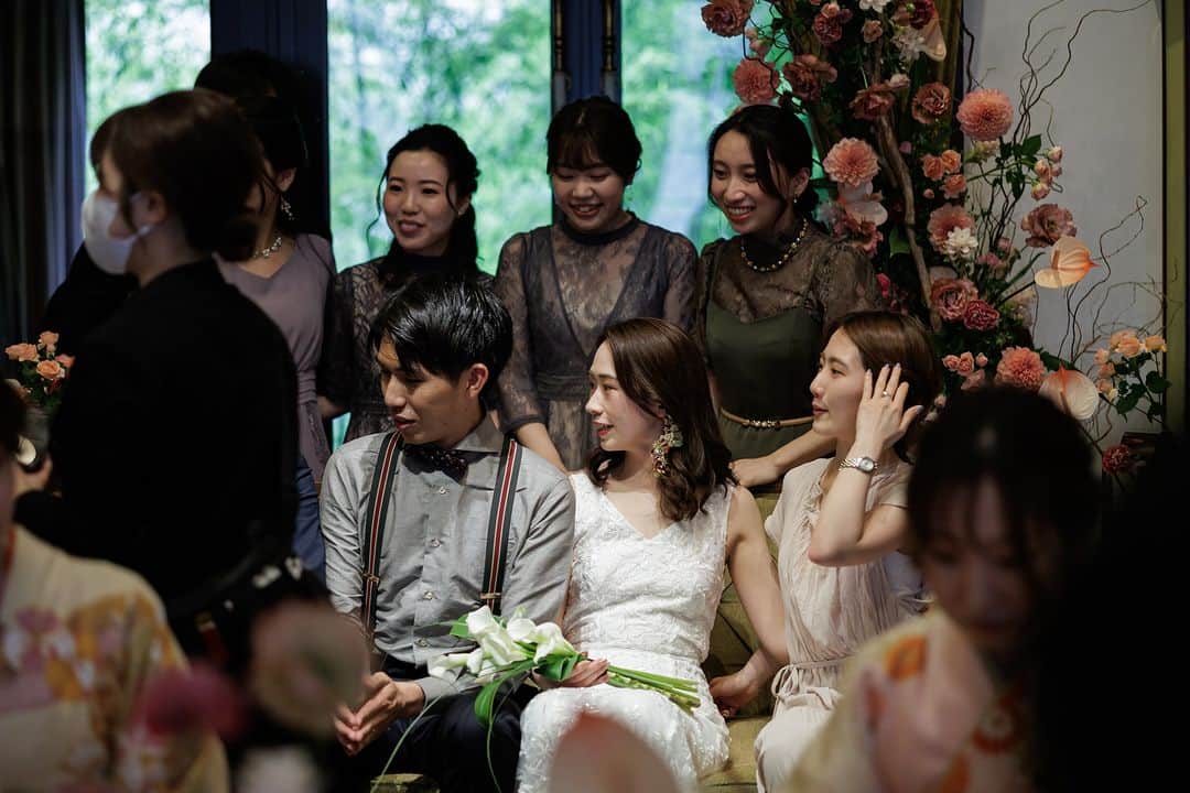 ラヴィ•ファクトリーさんのインスタグラム写真 - (ラヴィ•ファクトリーInstagram)「【写真で叶える結婚式】 . 大好きな人たちと集合写真📸  大切なご友人が一堂に会するのは 結婚式くらいですよね。 だからこそどの瞬間もお写真に収めて🤍 . —————— ラヴィファクトリー:@kyoto_laviephotography  Photographer: @yumico_photography AREA:JAPAN,KYOTO —————— @laviefactoryをフォローして #laviefactory #ラヴィファクトリー のハッシュタグをつけて お写真を投稿してみてくださいね✳︎ . こちらの公式IG（@laviefactory） で取り上げさせていただきます✨ . 思わず笑顔になれるハートのある 「家族写真」はラヴィクルール* >>>@laviecouleur_official . #wedding #weddingphotography #photo #ハートのある写真 #instawedding #結婚写真 #ウェディング #ウェディングフォト #撮影指示書 #ロケーションフォト #前撮り #写真好きな人と繋がりたい #フォトウェディング #卒花 #後撮り #ウェディングニュース #前撮り小物 #前撮りフォト #前撮りアイテム #ウェディング撮影 #撮影構図 #前撮りアイディア #撮影指示書 #花嫁コーディネート #集合写真 #挙式レポ #結婚式当日 #披露宴演出」9月5日 17時31分 - laviefactory