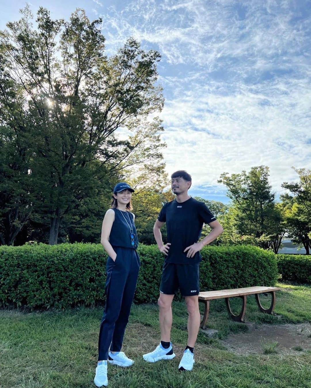 畑野ひろ子のインスタグラム：「数ヶ月前に、オールバーズの取り組みに賛同させて貰ってから、今回も　#おそろバーズ　に夫婦で参加させてもらいました👟👟  気候変動や環境負荷の核となるカーボンフットプリント（温室効果ガス）を可能な限り抑えてファッションを通して新しいライフスタイルを地球に優しい方法で提案していくというものです。  大好きなファッションを通して、発信出来るなんて素敵な取り組みですよね！ 1人でも多くの方に知ってもらえたら嬉しいです☺️  私たちは、最近日課になっているランニング部（主人）とウォーキング部（私）でお揃いにしてみました😁  #オールバーズ #おそろばーず」