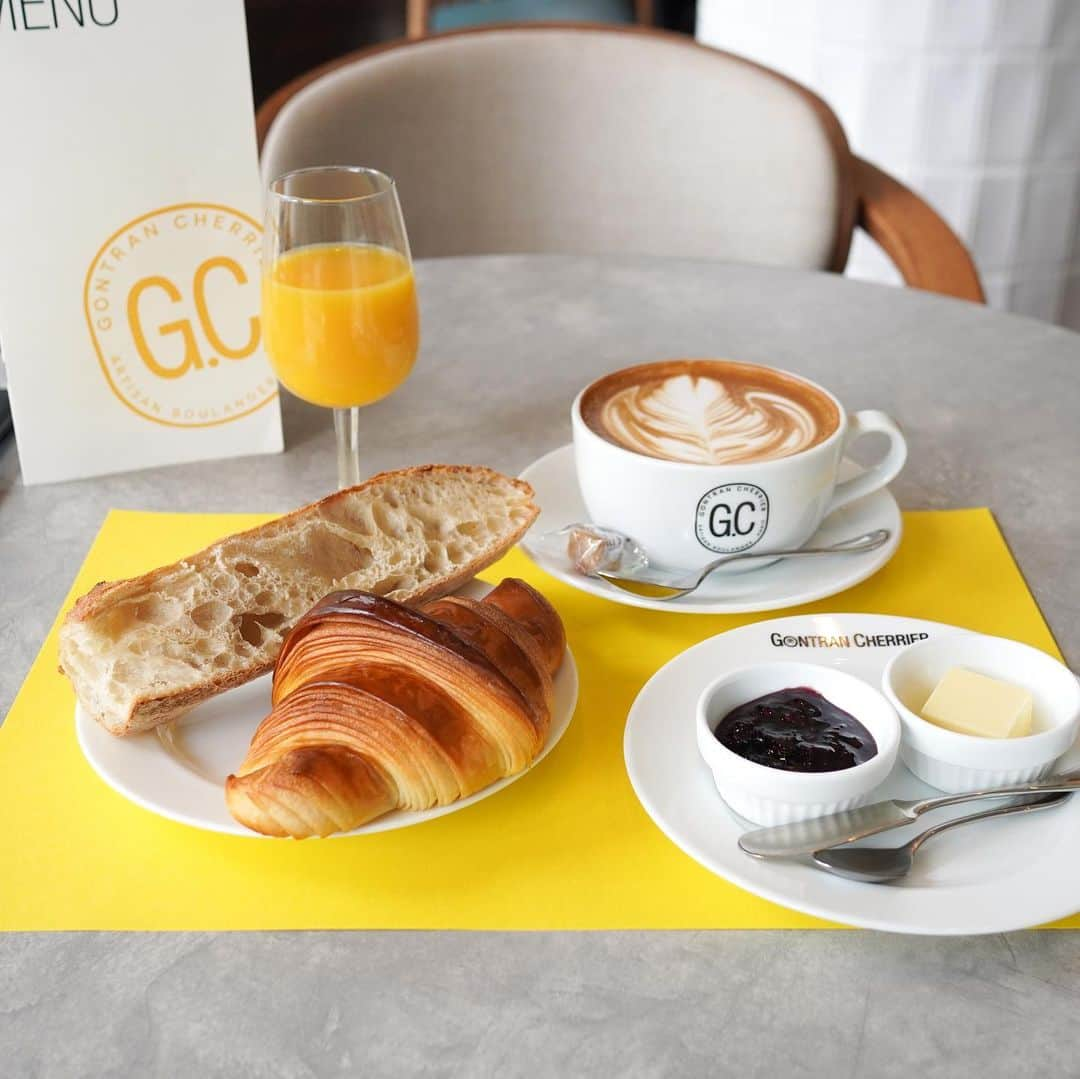 Aiのインスタグラム：「. 𖠿ゴントラン シェリエ 東京青山店 ⁡ フランス発のベーカリー🇫🇷🥐 ⁡ 憧れの「パリの朝食」を体験してきました𓂃𓈒𓏸 ⁡ ■ パリの朝食／1,397円 ※8:30-10:30 ⁡ ✿カフェラテ ✿フレッシュフルーツジュース ✿トーストバゲット(1/4） ✿クロワッサン又はパンオショコラ ✿イズニー発酵バター ✿自家製ジャム ⁡ パンオショコラも大好きだけど この日はシグネチャーの「クロワッサン」 ⁡ クロワッサンには発酵バターをたっぷり使用していてまず香りがスゴイんです♩ ⁡ 外はパリッと中はモチっと さらにバターの香りがふんわり広がって 朝から優雅な気分にさせてくれます𓌈˒˒ ⁡ バケットも香ばしくて 噛めば噛むほどおいしい♩ ⁡ ドリンクもたっぷり2杯付くので ちょうどいいボリュームでした𖥧𖥧𖥧 ⁡ 表参道でモーニングするならここ✧* ⁡ ˳◌* ┈ ┈ ┈ ┈ ┈ ┈ ┈ *◌˳ ⁡ ゴントラン シェリエ 東京青山店 @gontrancherrierjp  住所：東京都渋谷区神宮前5-51-8 ラ・ポルト青山 1F・2F ⁡ ˳◌* ┈ ┈ ┈ ┈ ┈ ┈ ┈ *◌˳ ⁡ ⁡ #GONTRANCHERRIER #ゴントランシェリエ #パン屋 #パン屋さん巡り #表参道カフェ #表参道ランチ #表参道グルメ #渋谷カフェ #渋谷グルメ #渋谷ランチ #カフェ巡り #カフェスタグラム #カフェ #東京グルメ #東京カフェ #東京モーニング #teatime #tokyocafe #cafestagram #cafehopping #cafelatte #omotesando」