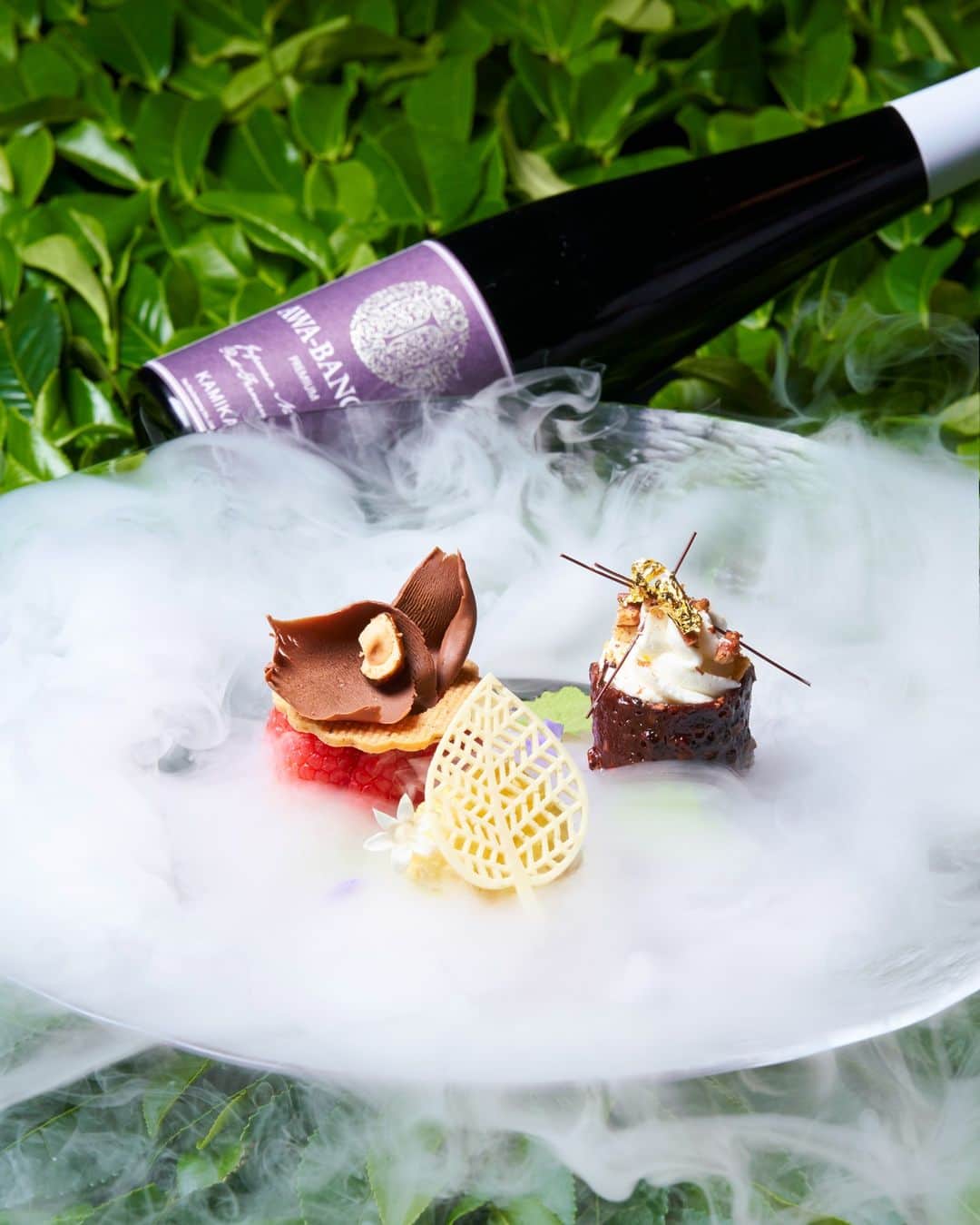 The Peninsula Tokyo/ザ・ペニンシュラ東京のインスタグラム：「究極の美食シリーズをお探しの方へ。日本茶文化を次世代へと繋ぐ取り組みを展開する　@the_teacompany とのコラボレーションをペニンシュラのアイコンでもあるアフタヌーンティーとともにお届けします！「アロマ」をテーマに芳醇で創造性溢れるコースに仕立て、産地や栽培方法、香り、味わいにこだわり、ワインのようにお料理とのマリアージュを楽しんでいただけるお茶７種とともに、一夜限りの特別なダイニングイベントを9/22に開催します。詳細は公式サイトまで♪  Elevate your night to new heights with our limited-time collaboration with @the_teacompany in the upcoming third edition of our "Dine in Resonance" series. A sensory journey like no other, available for just one day. Don't miss your chance to sip, savor, and celebrate the art of luxury teatime.」