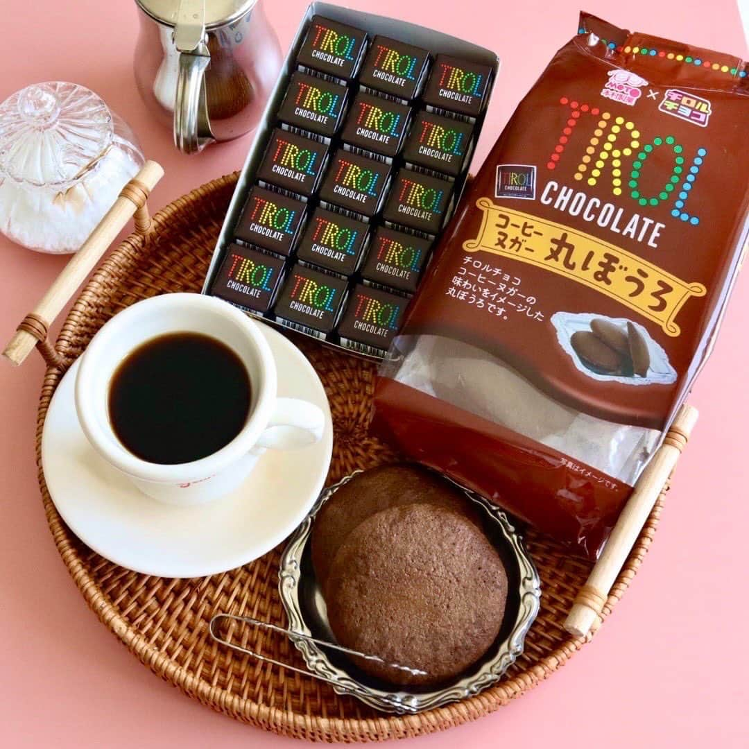 チロルチョコさんのインスタグラム写真 - (チロルチョコInstagram)「☕️ ／ #新商品 情報📣 九州企業のコラボ企画商品が 実現‼ ＼  本村製菓×チロルチョココラボ商品🤝 "コーヒーヌガー風丸ぼうろ"のご紹介です😗👍🏻✨ ┊︎ ┊︎ ┈┈┈┈┈┈┈┈┈┈ この度、九州福岡を代表する菓子大手メーカー本村製菓さん（@motomuraseika）とのコラボ企画品を発売することとなりました✊🏻‪ ̖́-‬  どちらも九州生まれ、誰もが知っているお菓子です🗺  意外にもこれまでコラボはしていませんでした👀❕  ┈┈┈┈┈┈┈┈┈┈ 💡丸ぼうろとは？ 四百余年前にポルトガルから伝えられた日本初の西洋菓子『丸ぼうろ』  今では九州佐賀を代表する文化といえる逸品です✌︎( ¨̮ )✌︎  今回はチロルチョココーヒーヌガー味をイメージした丸ぼうろ🙆‍♀️ チョコ感とコーヒー感のバランスを忠実に再現されており、甘さとほろ苦さのバランスが絶妙です‼ ┈┈┈┈┈┈┈┈┈┈  ぜひお試しくださいね( ᐛ👐)✨  ┈┈┈┈┈┈┈┈┈┈ ◾︎チロルチョコ　コーヒーヌガーとは？ 1979年発売当初から続くロングラン商品。 コーヒーの苦味とミルクチョコの甘み、ヌガーの食感がくせになる商品です ☕️ ┈┈┈┈┈┈┈┈┈┈  ■発売日 2023年9月5日 全国で発売🛒  ※お取り扱いのない店舗もあります。また、商品がなくなり次第、販売終了とさせて頂きます。  🗣💬 商品に関するご質問については、本村製菓お問い合わせ窓口までご連絡くださいませ🙇  #tirol #tirolchoco #チロルチョコ #チロル #チョコレート #おやつタイム #chocolate  #おうちカフェ #おやつの時間  #chocolatelover  #shopチロルチョコ #新発売 #丸ぼうろ #本村製菓 #コラボ企画 #甘いもの #sweets」9月5日 17時43分 - tirolchoco_official