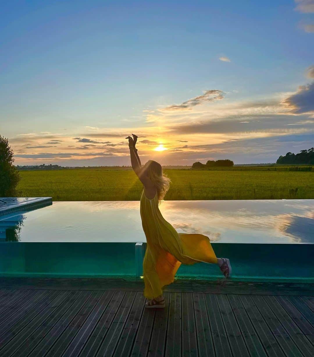 アナベル・ウォーリスのインスタグラム：「Thank you @quintadacomporta for the most wonderful stay. Your hotel is beautiful and the staff even more so. Thank you for all the kindness and my amazing @oryzalabskincare 🧡」