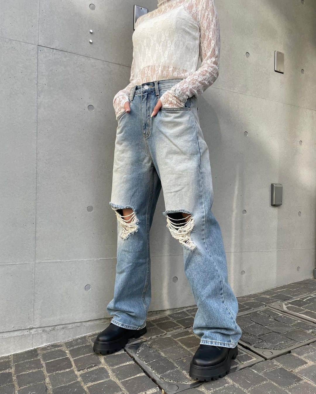 ENVYMのインスタグラム：「【𝐍𝐄𝐖𝐀𝐑𝐑𝐈𝐕𝐀𝐋🩶】 ⁡ ✔︎︎︎︎ヴィンテージダメージデニムPT color/BLUE price/¥11,880(taxin) ⁡ 🔥9/2~WEBSTOREで対象の予約商品が10%OFF🔥 ⁡ ■ポイント 両ひざのダメージがポイントのデニムパンツ♪ ⁡ ■ディティール ひざの大胆なダメージデザインがポイント。 使っていくうちにダメージデザインが変化していくのが楽しめます。 シルエットはカジュアルに履ける太めのストレートシルエットになっています。 ⁡ ■スタイリング ダメージデザインが抜け感があるのでゆるっとカジュアルにビックTやスエットと合わせるのも◎ スタイルアップを狙うならショート丈トップスやタイトトップスがおすすめです。 ⁡ ---------------------------------------- #envym」