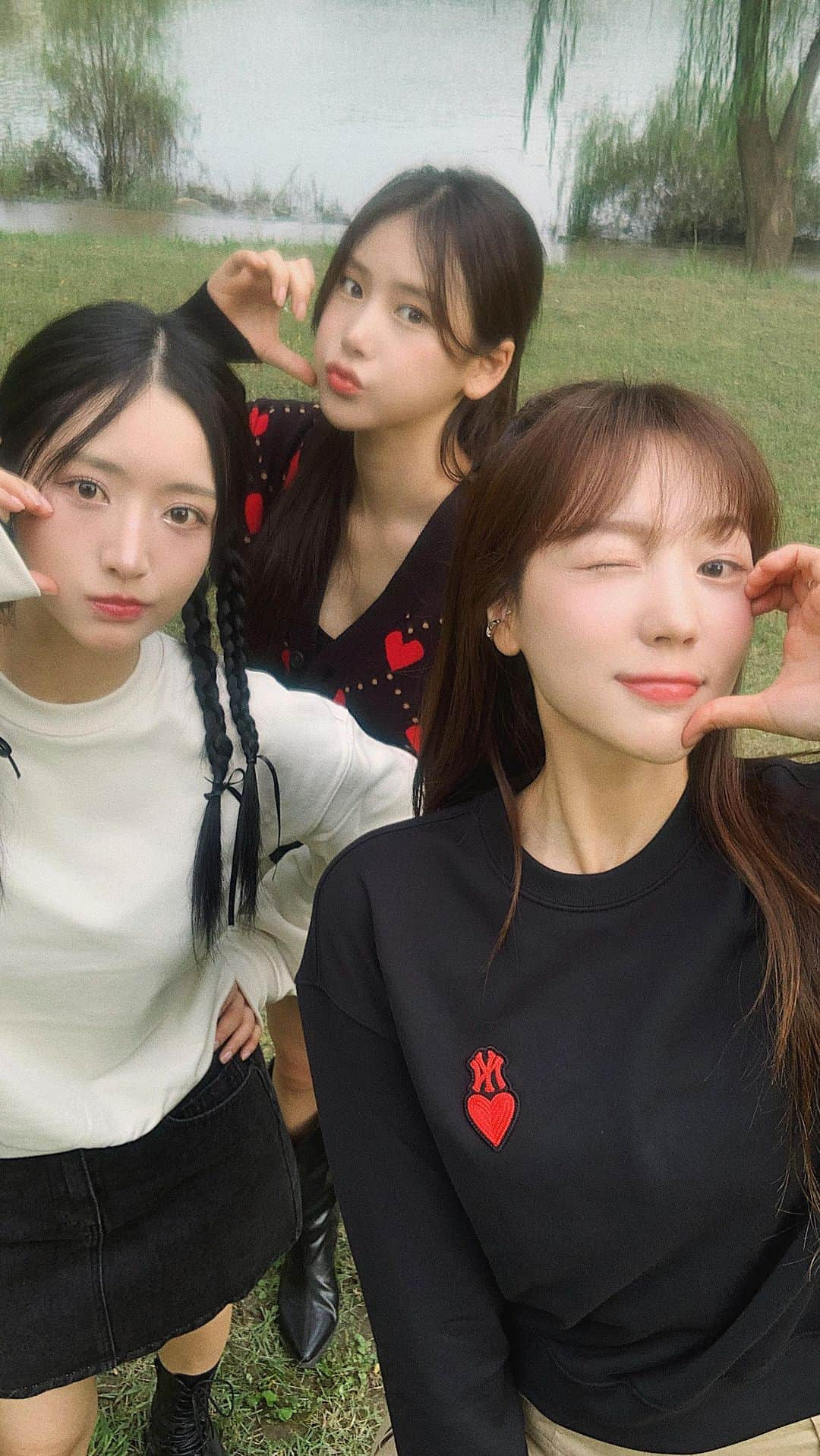 リュリのインスタグラム：「Heart ••• 💞 #광고 @mlbkorea  우리 제법 잘 어울려요 🫶🏻 셋이 같이 찍는 두번째 촬영 🎶 MLB제품으로 가을 코디해보기 🤎 너무 귀엽고 즐거워서 행복해따 비록 더위는 좀 먹었어도 ㅋ 🥲 땀삐질 @@; #MLBKOREA #MLBCREW #MLB하트 #MLB가디건 #하트 #손하트 #시밀러룩 #가디건 #가디건코디 #가을가디건 #커플가디건」