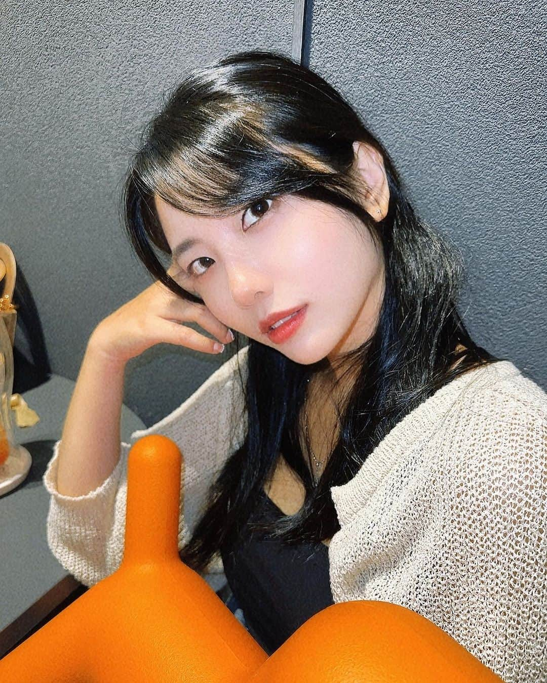 suna（ソナ）のインスタグラム：「다이어트 중인데 티라미수로 유혹하는 저 나쁘지만 예쁜손😈 (잘 참아냄✌️)」