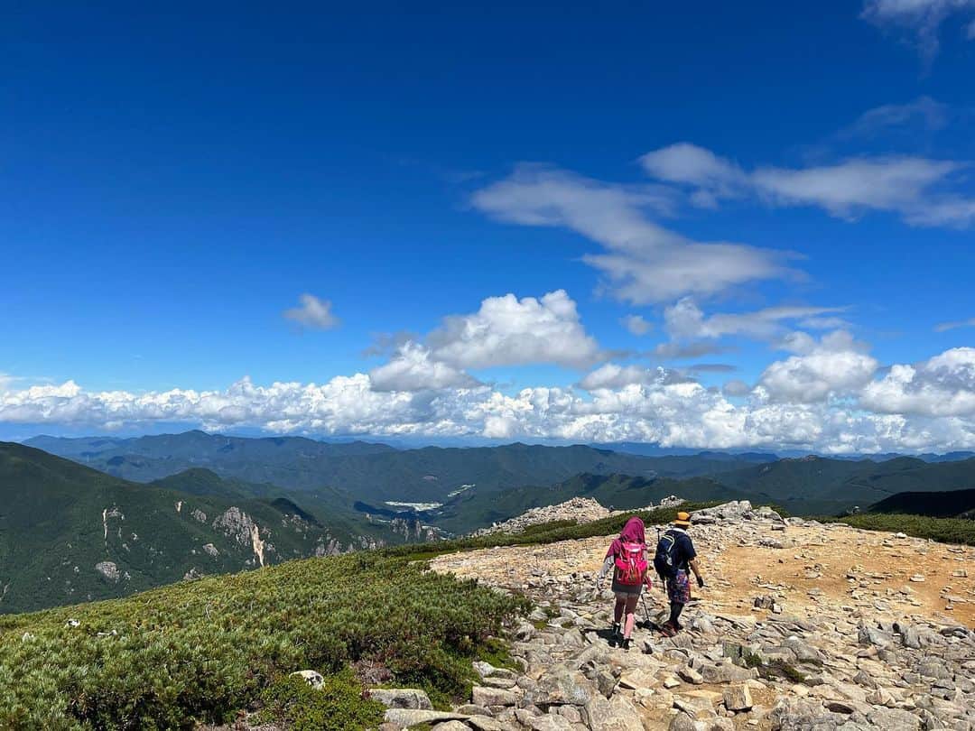 大森靖子のインスタグラム：「2023.9.5 メイクアップアーティストのRyujiさんと金峰山登山したよ⛰️ 富士山もガッツリ見えて綺麗過ぎた 山頂でカップ麺つくっていただいた、美味しいし楽しかったーー！ また行きたい (夏休みの日記文体、もう9月なのに)」