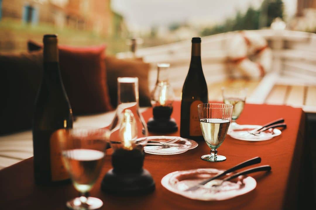 北海道じゃらん【公式】さんのインスタグラム写真 - (北海道じゃらん【公式】Instagram)「この秋注目のイベント！小樽のワインとお寿司のマリアージュを味わう「小樽運河ワインクルージング」開催！ @omo_hotels  小樽を楽しみ尽くす「街ナカ」ホテル「OMO5小樽(おも) by 星野リゾート」は、 2023年9月2日から11月5日までの土・日曜日限定で、地元のワインとお寿司のマリアージュを味わう 「小樽運河ワインクルージング」を開催します。  小樽のお寿司との相性を追求して造られた小樽の小規模ワイナリー「オサワイナリー」が手掛けるワインに合わせて、 今年は新たに、地元民にも愛される「鮨処まえだ」のおつまみを用意しました。 当プログラム専用にテーブルクロスやクッションを設えた船で、レトロな街並みを眺めながら優雅なクルージングを楽しむことができます。  オイルランプが灯る空間でアンティークオルゴールを公開演奏する「灯る小樽ナイトラウンジ」も9月1日より開催中！ 秋の小樽を楽しみ尽くすことができます。  「小樽運河ワインクルージング」概要 期間 :2023年9月2日〜11月5日の土・日曜日限定 料金 :1名 6,000円(税込) 定員 :10名 予約 :公式サイトにて当日15:00まで 対象 :宿泊者  ■OMO5小樽と合わせて楽しむなら 北海道では、OMO5小樽のほかに、OMO3札幌すすきのとOMO7旭川にて街を楽しむ秋のイベントを開催しています。 OMO3札幌すすきのでは、すすきののスナックを楽しむ「夜更かしスナックOMO」、OMO7旭川では「旭川まちなか焚き火Bar」に参加して、テンションあがる街ナカステイを楽しんで。  ■「OMO（おも)」とは？ 「OMO」は星野リゾートが全国に展開する「テンションあがる『街ナカ』ホテル」。 街をこよなく愛するスタッフが地域の方々と仕掛ける、新感覚のホテル。思いもよらない魅力に出会い、 知らず知らずのうちにその街までお気に入りに。2023年7月31日にはOMO3浅草が誕生し、現在15施設展開中。  #北海道じゃらん #北海道じゃらん9月号 #omo5小樽 #星野リゾート #omo_hotels #街ナカホテル #ホテル #北海道  #北海道旅行  #北海道ホテル  #小樽 #小樽ホテル #レトロ建築 #omo3札幌すすきの  #omo7旭川 #PR」9月5日 18時03分 - hokkaido_jalan