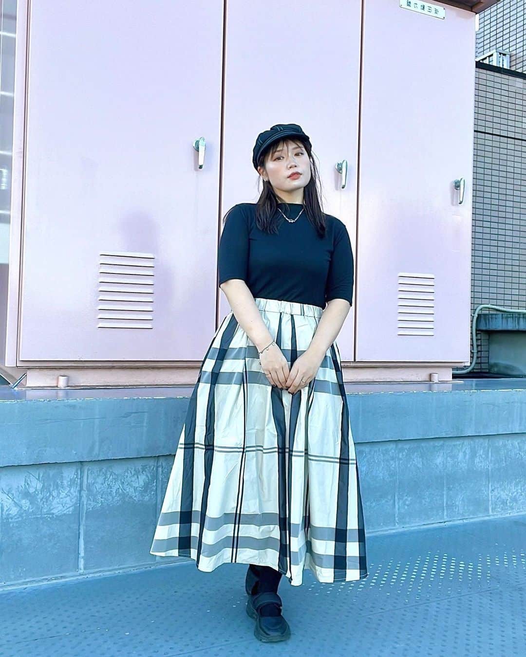 のインスタグラム：「. . 今日はスカート主役の ちょっと秋先取りコーデ🍂💓 . このチェック可愛いのは もちろん 素材感もシャカシャカしてて めっちゃおしゃれ♡ . . スカート: @eur3_itokin  . .  #今日のコーデ #ラファーファ #大人カジュアル  #スカートコーデ  #大きいサイズのお洒落  #ぽっちゃりコーデ  #ぽっちゃり女子  #おしゃれ好き #コーデ  #デートコーデ #plussize  #plussizefashion」