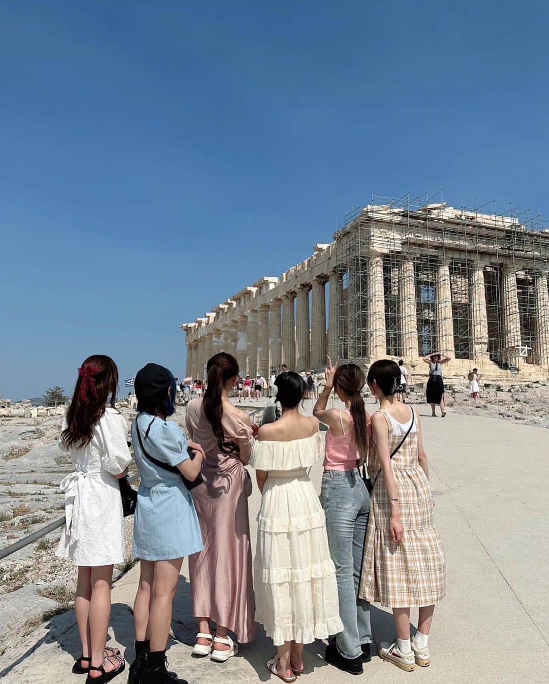 渡辺葉月さんのインスタグラム写真 - (渡辺葉月Instagram)「🏛‪‪❤︎‬  MV撮影おわりに 炎天下の中、厚底デニムで 死にかけながら登らされたときの、、！  熱中症気味であんま記憶なくて悲しい（；_；）   #theparthenon #greece #パルテノン神殿 #ギリシャ #europe」9月5日 17時58分 - hazu.1123
