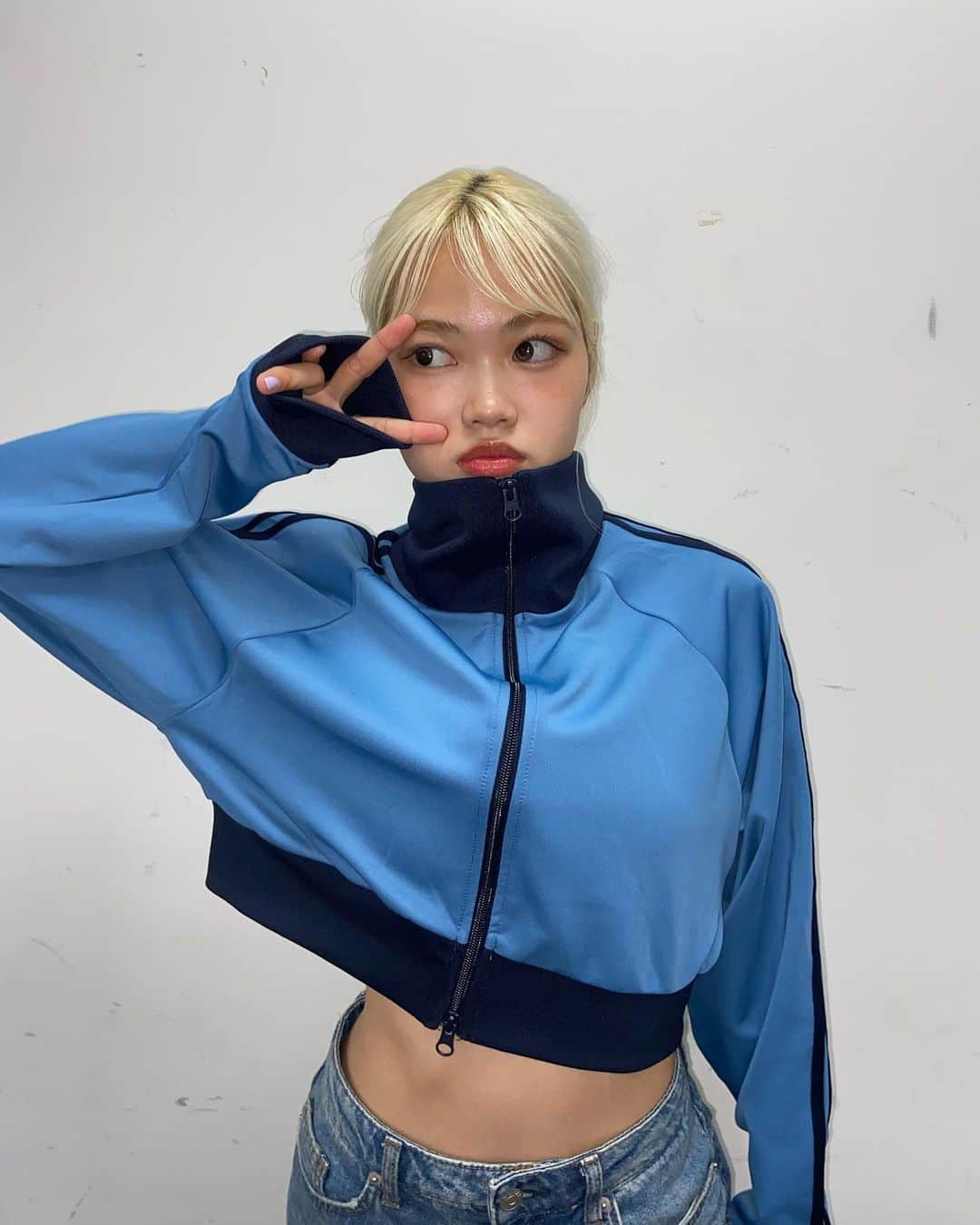川端結愛のインスタグラム：「秋の準備は出来てるよ☺︎💙🖤🍂  #WEGO #ウィゴー #WEGOコーデ  @wego_official 今期も可愛いのWEGOさんからいただきました☺︎ めっちゃ着ちゃうやーーつ」