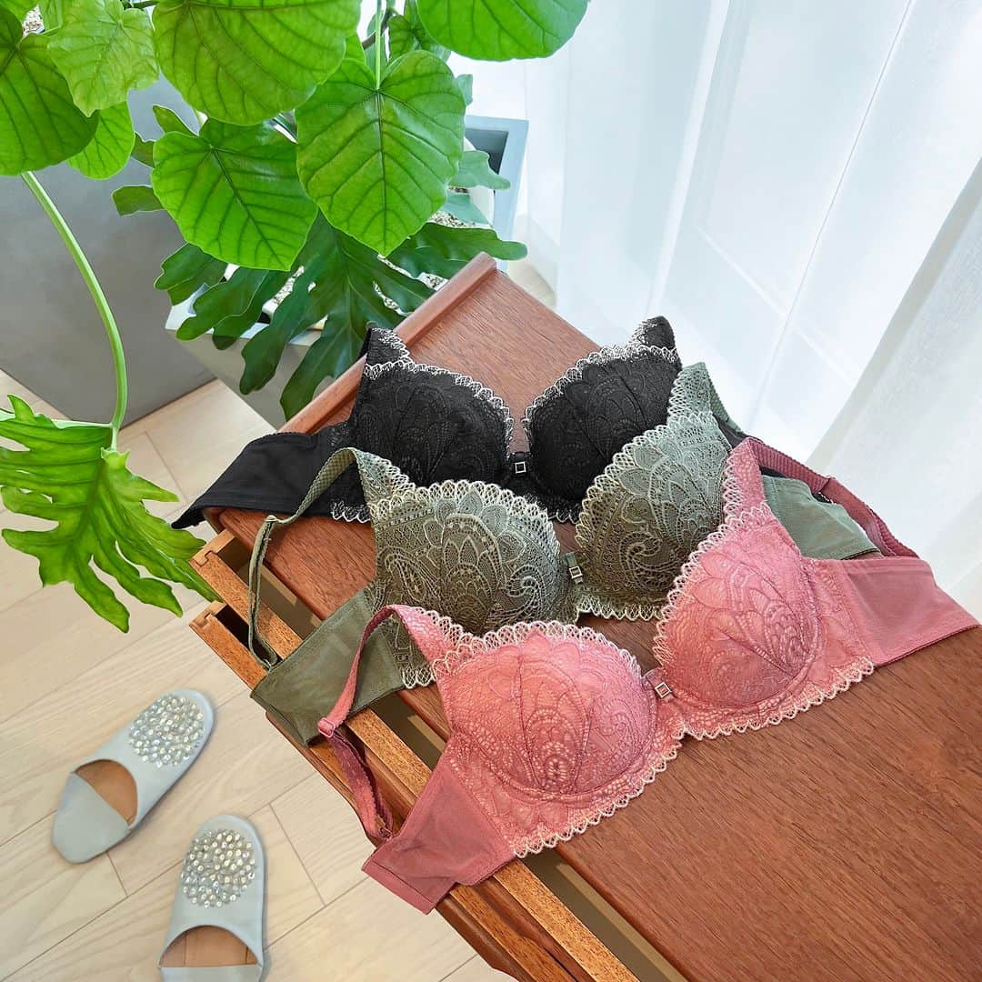 BradelisNewYork/ブラデリスニューヨークのインスタグラム：「. BRADELIS Jasmine 23A2 -Step1- New Arrival.+  抜群のフィット感で、集めたお肉をバストとして馴染ませてくれるジャスミンブラ❁ インパクトのあるペイズリー模様と幾何学模様の組み合わせが個性的なデザイン♪.+°  お洒落でこなれた印象の【カーキ】 肌色を美しく見せてくれる【コーラル】 都会的な【ブラック】の3色展開で登場です！  特にカーキとブラックは、 レースを縁取るスカラップのバイカラーで、より新鮮な印象に❁⃘  ・ ・ ・ ※ご使用のパソコンモニターやスマートフォンの画面によっては、商品の色合いが画面表示のものと現物で異なる場合があります。  #ブラデリスニューヨーク #ブラデリス #bradelisnewyork #育乳ブラ #bradelis #育乳 #補整ブラ #補整下着 #補正 #補正ブラ #スタイルアップ #ボディメイク #新作 #aw #styleup #バストケア #美ボディ #秋冬」