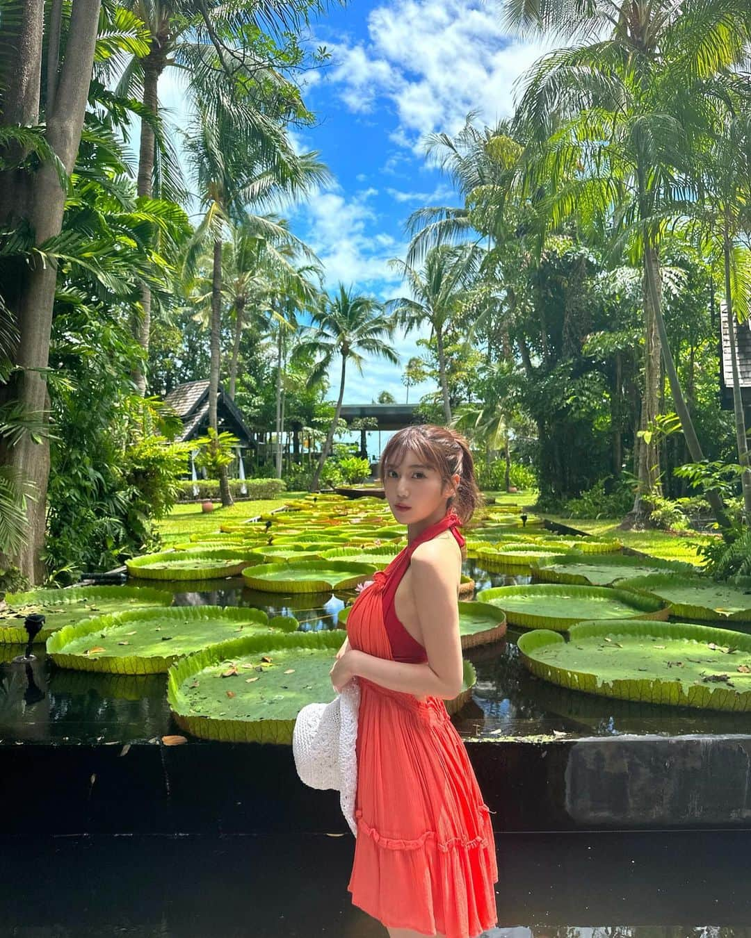 あべなつきさんのインスタグラム写真 - (あべなつきInstagram)「タイ旅行🐘🇹🇭🍉☀️🍹🌴  タイで買ったワンピースが 異国感があって、とびっきり可愛い👗🥰 現地でお洋服を調達するのって良いよね！タイのマーケットで買った🤫  ゾウと触れ合ったあとに、 アナンタラ・ラワナ・サムイ島リゾートというホテルでまったり〜🍹  蓮の葉が映えでした…☺️笑  #タイ #タイ旅行 #サムイ島」9月5日 18時00分 - i.am_natsuki_