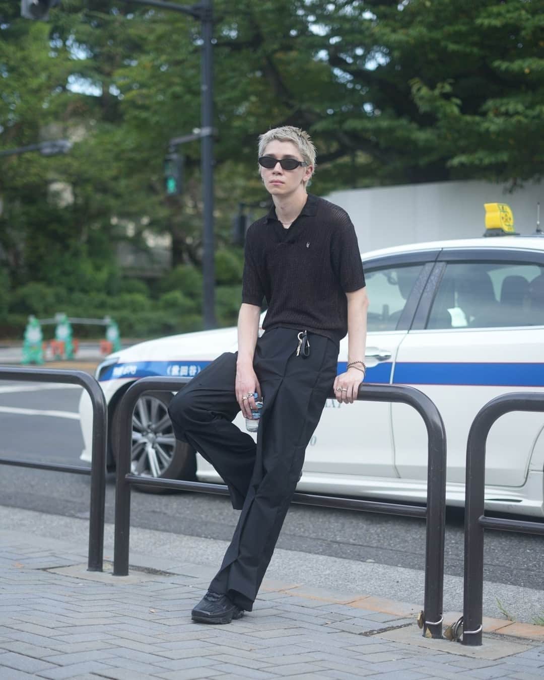 のインスタグラム：「Name: yasuda rhodes musashi (Rose)⁠ Age: 28⁠ Occupation: デザイナー⁠ ⁠ Tops #ORIMI⁠ Pants #TSEHNE⁠ Shoes #NIKE⁠ Eyewear #PRADA⁠ Rings #GUCCI #stolengirlfriendsclub⁠ Bracelet #MARTINEALI ⁠ Photo by @2003mm__⁠ ⁠ #スナップ_fs #fashionsnap #fashionsnap_men」