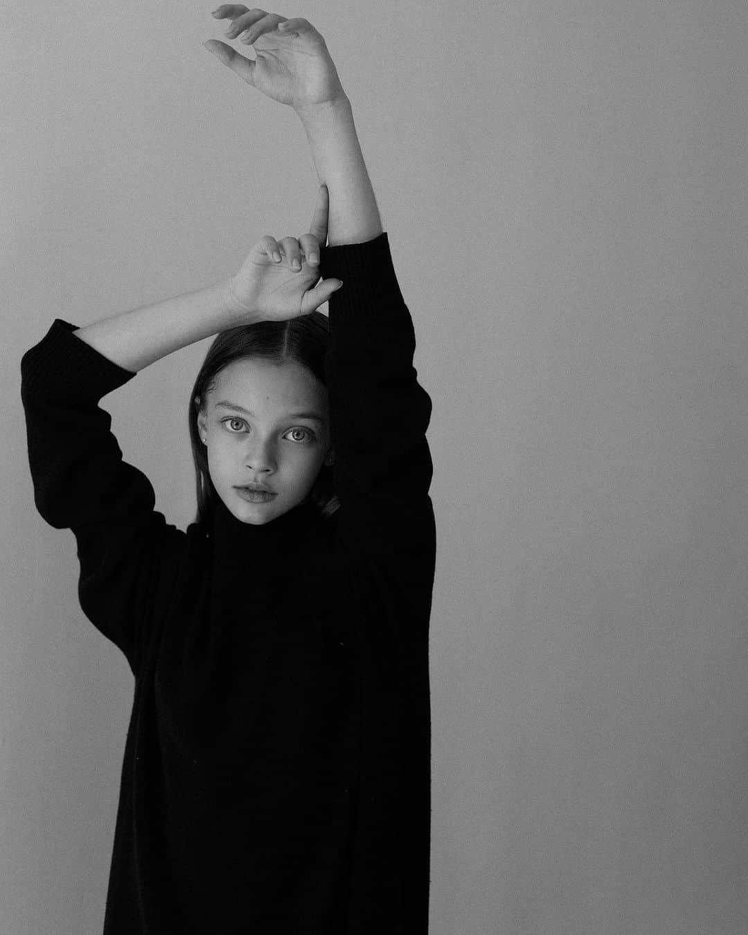 アンナ・ヴァワガのインスタグラム：「🖤 📷 @jenyakaretina  muah @natalia_chemezova dress @pavaga」