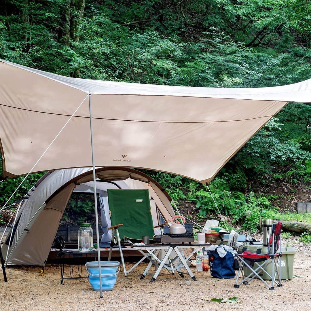 キャンプ情報サイト［ランタン］のインスタグラム：「CAMP SMILE STYLE ／ フラっと気ままにソロキャンプ。 広々としたレイアウトでのんびり楽しむ ＼ いろんなキャンパーのキャンプスタイルを現地取材と一般キャンパーからの投稿で数多く掲載してます。 . . 詳しくは @lantern.camp webサイトをご覧ください . . #camp #camping #camplife #outdoor #travel #trip #lantern_smile #キャンプ #キャンプ用品 #アウトドア #テント #自然 #旅行 #キャンプ初心者 #キャンプ好きな人と繋がりたい #アウトドア好きな人と繋がりたい #camper #外遊び #キャンプスタイル #マキノ高原キャンプ場 #ソロキャンプ #ソロキャン #iwatani #イワタニ #カセットコンロ #SnowPeak #スノーピーク」