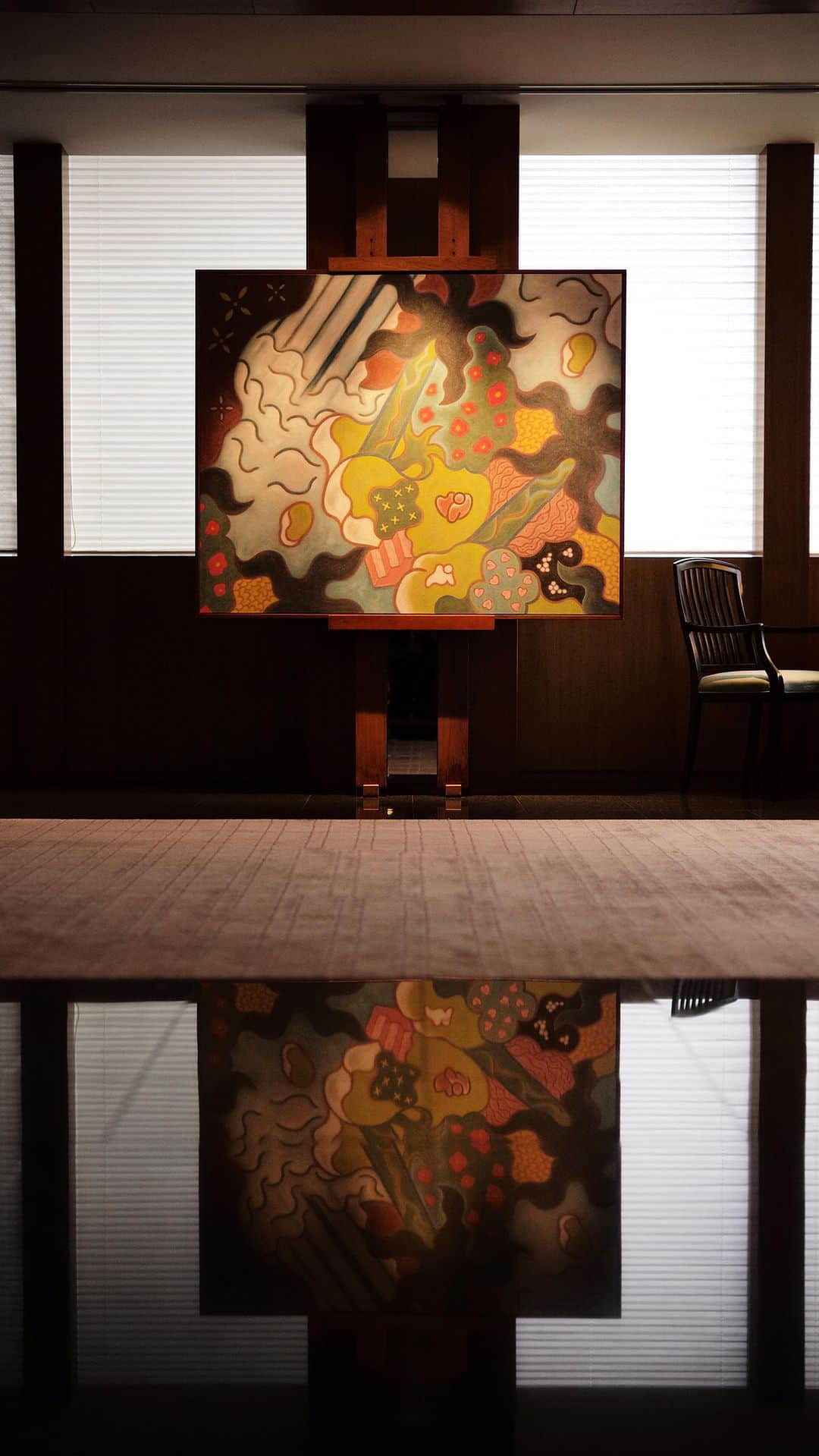 Park Hyatt Tokyo / パーク ハイアット東京のインスタグラム：「We invite you to explore the Library of Park Hyatt Tokyo. Inside you'll find a large and mysterious summer-themed painting by Yoshitaka Echizenya, displayed in rotation to match the four seasons.   Share your own images with us by tagging @parkhyatttokyo ————————————————————— #ParkHyattTokyo #ParkHyatt #Luxuryispersonal #artwork #newseasons #seasonablart #artstagram #yoshitakaechizenya #パークハイアット東京 #ホテルアート #越前谷嘉高 #ライブラリー #四季 #春夏秋冬 @hyatt @parkhyatt @parkhyatttokyo」