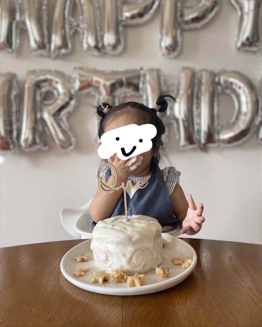 かんだまのインスタグラム：「ちびだま、祝1歳！👶㊗️  選びカード取りゲーム？は、一目散にお金のカードに笑 何をするにも健康第一、元気いっぱい笑顔で過ごせますように☺︎  #1歳 #1stbirthday」